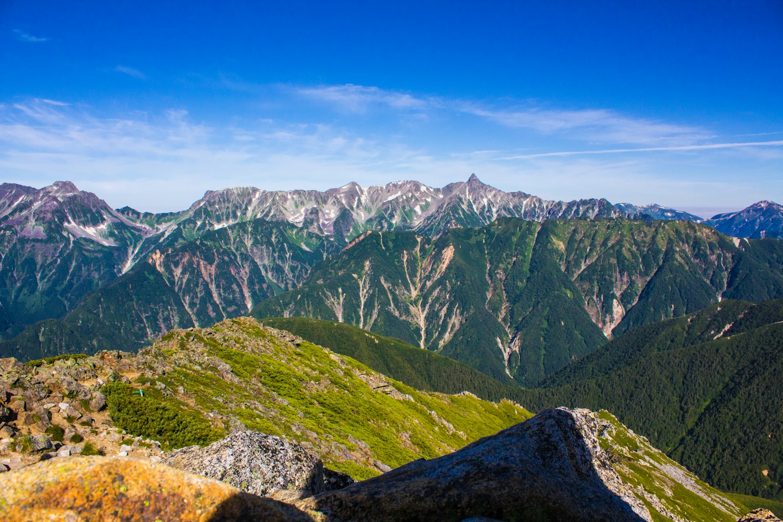 Vista panorámica de hermosas montañas con vegetación exuberante y formaciones rocosas