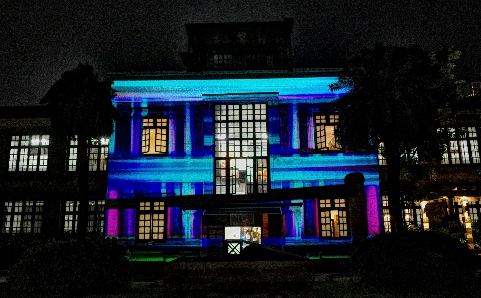 夜のライトアップされた建物の正面外観