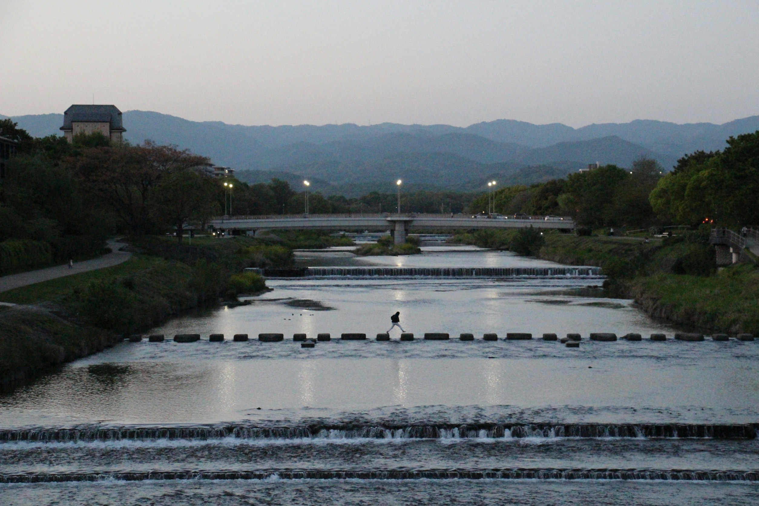 川に架かる橋と堰のある夕暮れの風景