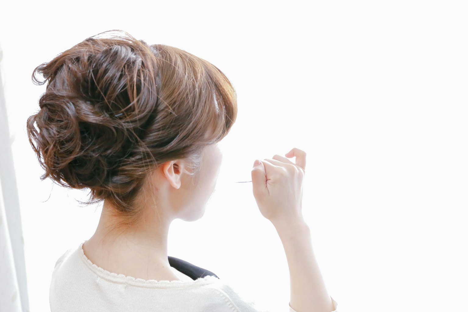 Femme touchant ses cheveux avec un fond lumineux