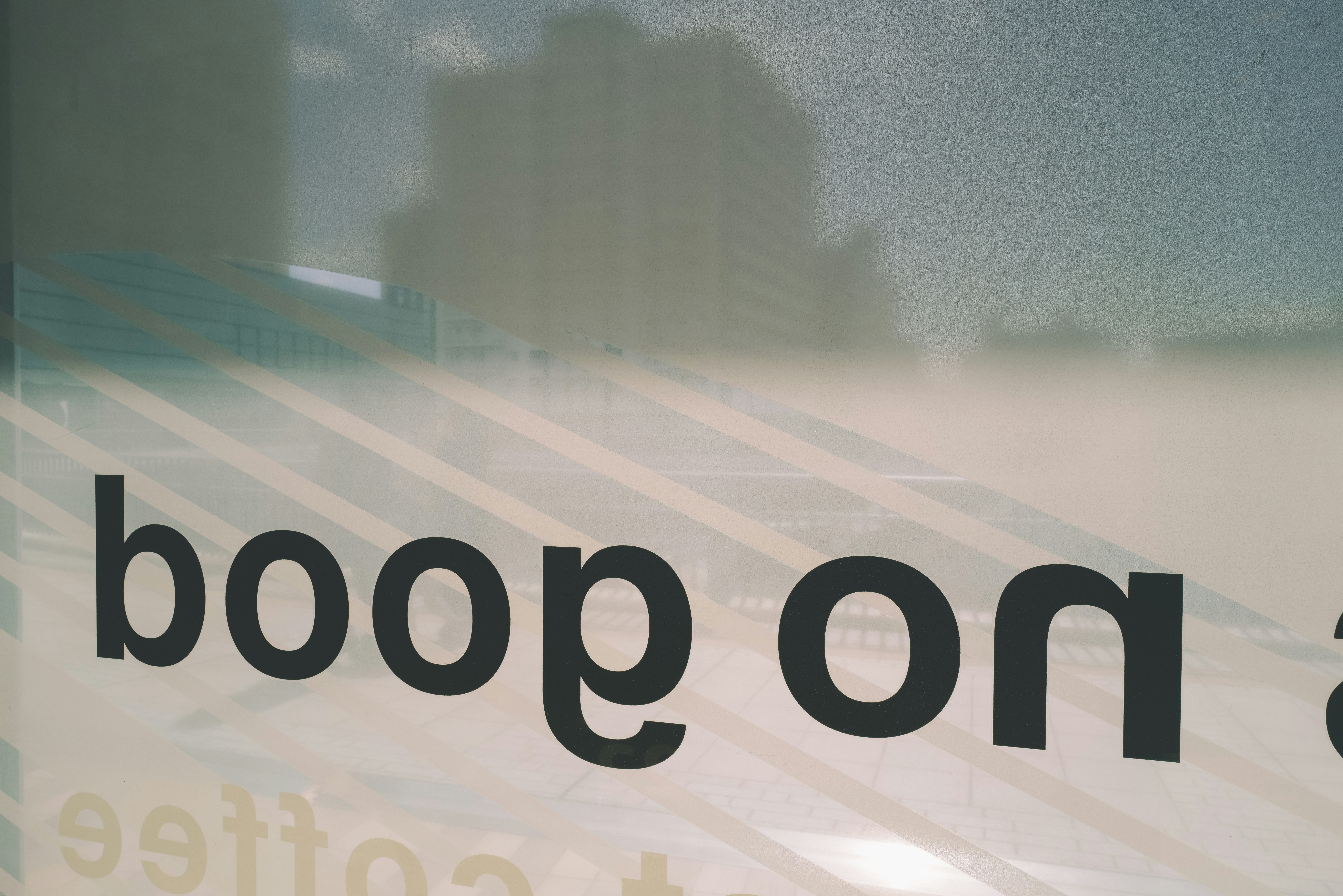 vitrine avec le logo « boop on » sur une fenêtre
