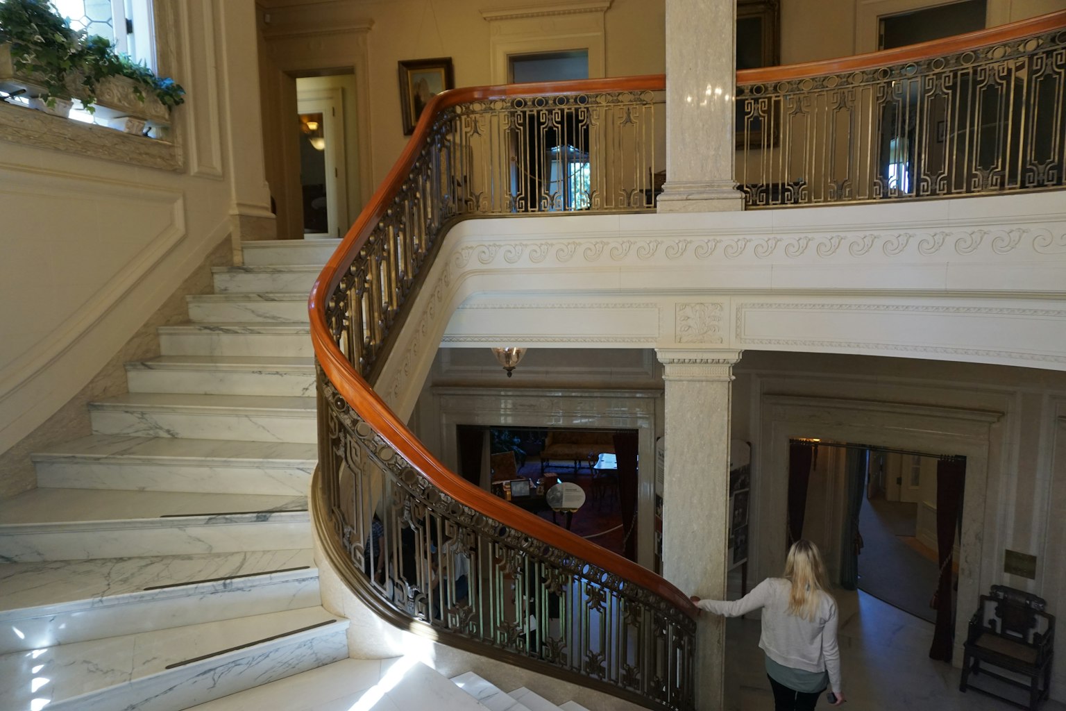 Intérieur élégant avec un grand escalier et une rampe ornée