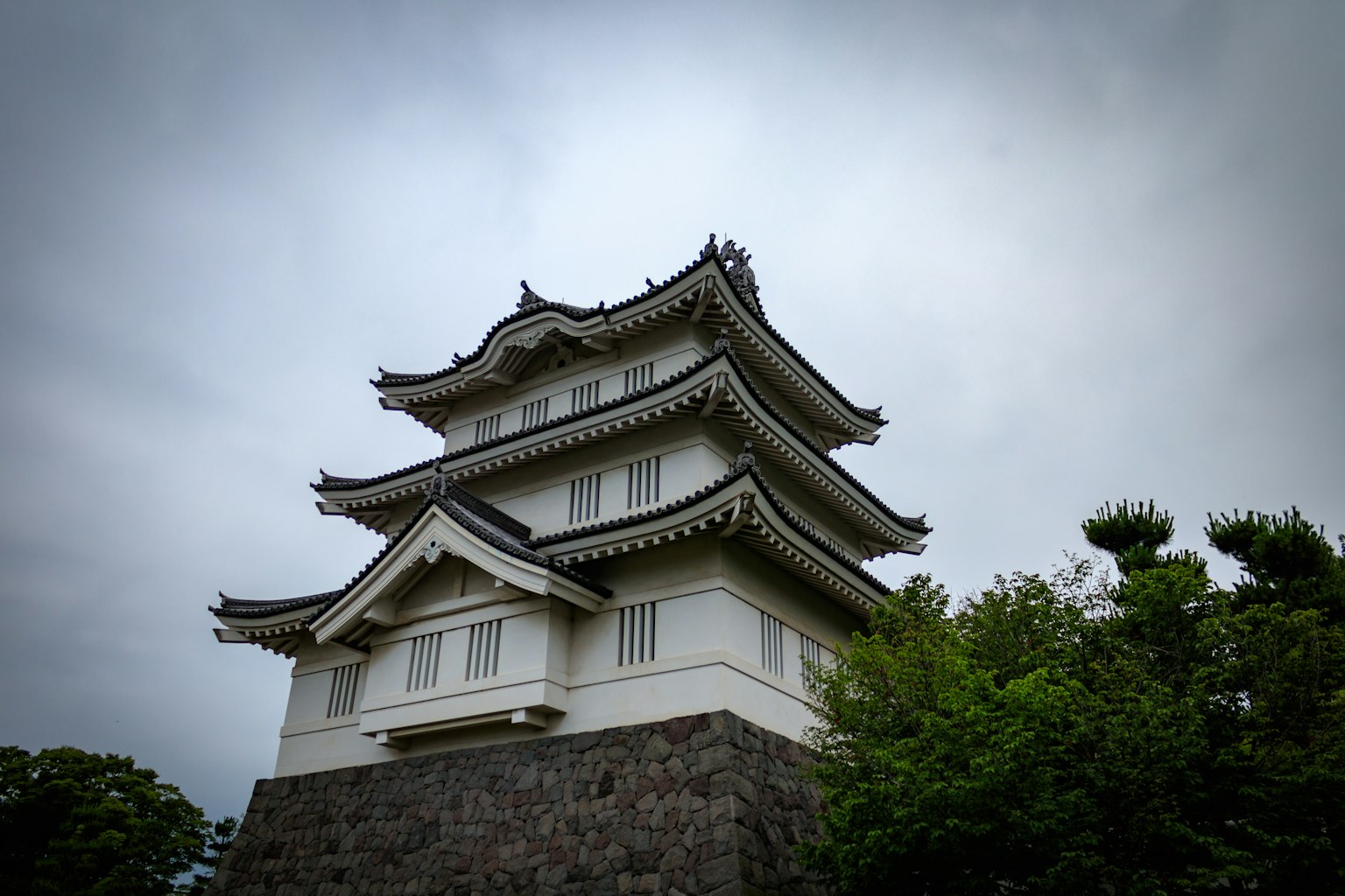 一座美丽的日本城堡结构，被绿地环绕