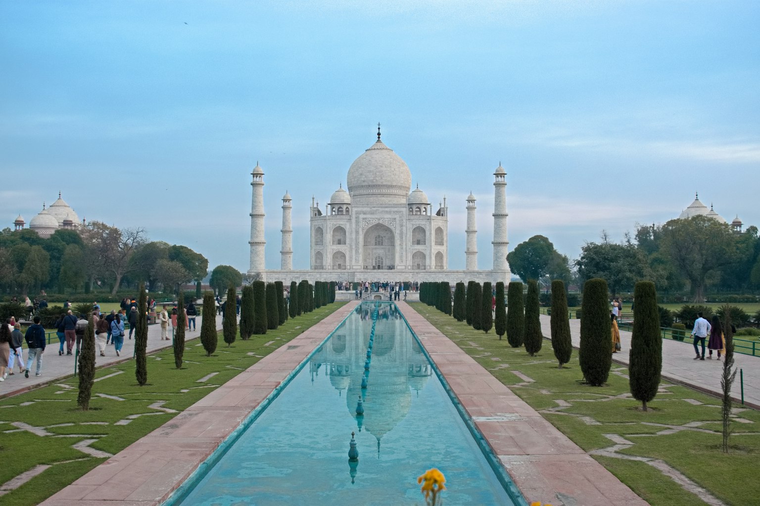 Pemandangan menakjubkan dari Taj Mahal dan kolam refleksi taman