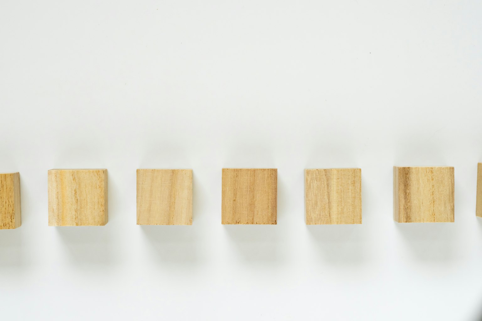 Cubos de madera dispuestos sobre un fondo blanco