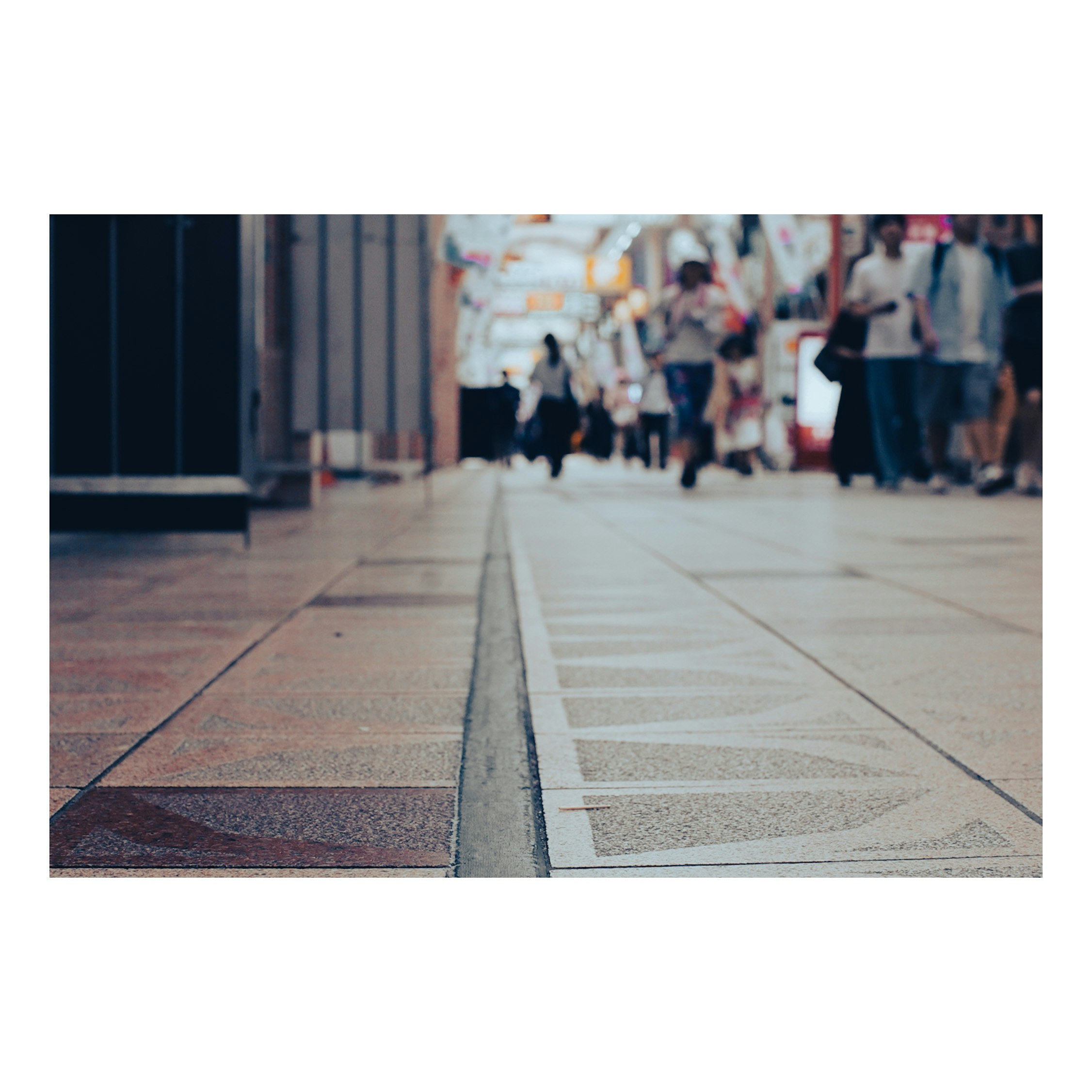 人通りのある街の歩道の奥行きのある風景