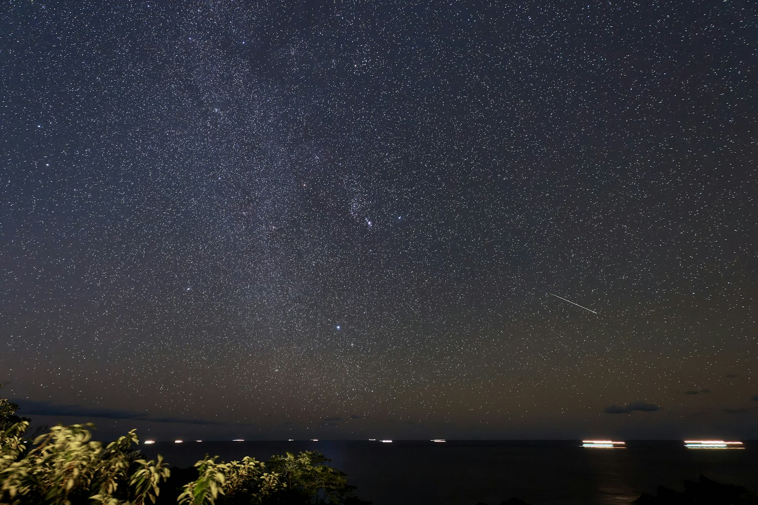 星空下的海面與照亮的船隻