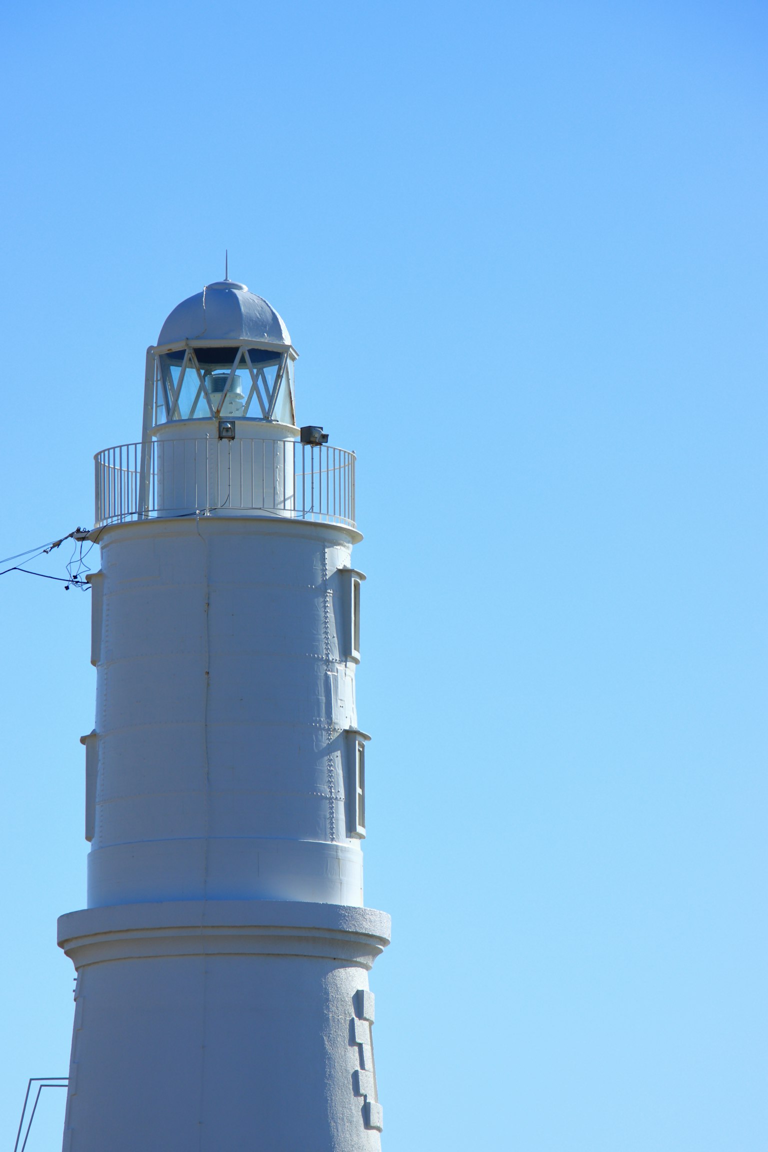 Phare blanc sur fond de ciel bleu clair