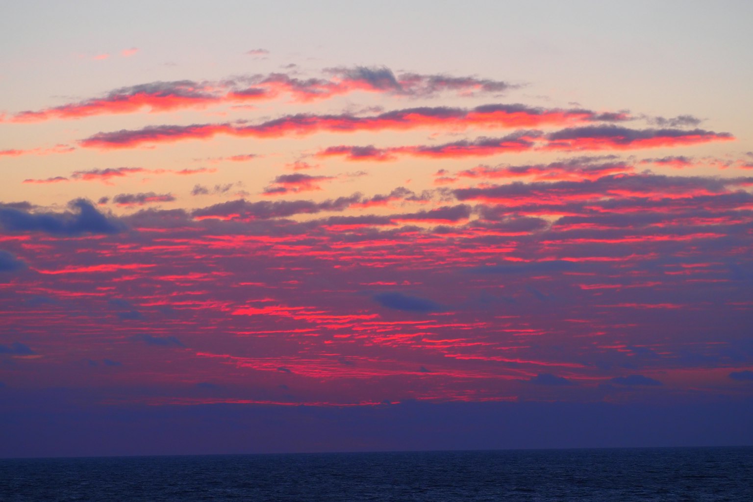 Schöner Sonnenuntergangshimmel mit roten Wolken
