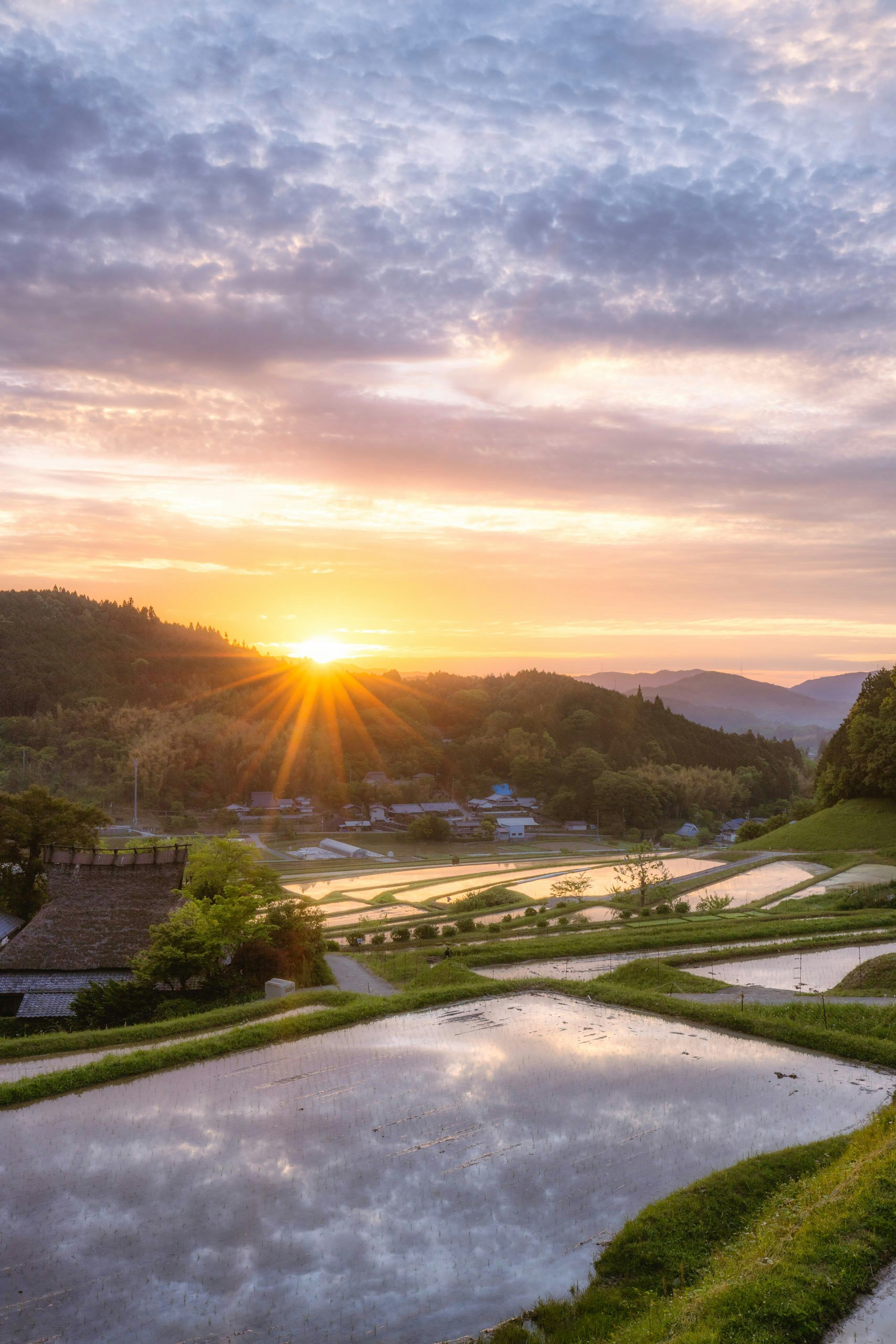 ländliche Flusslandschaft bei Sonnenuntergang