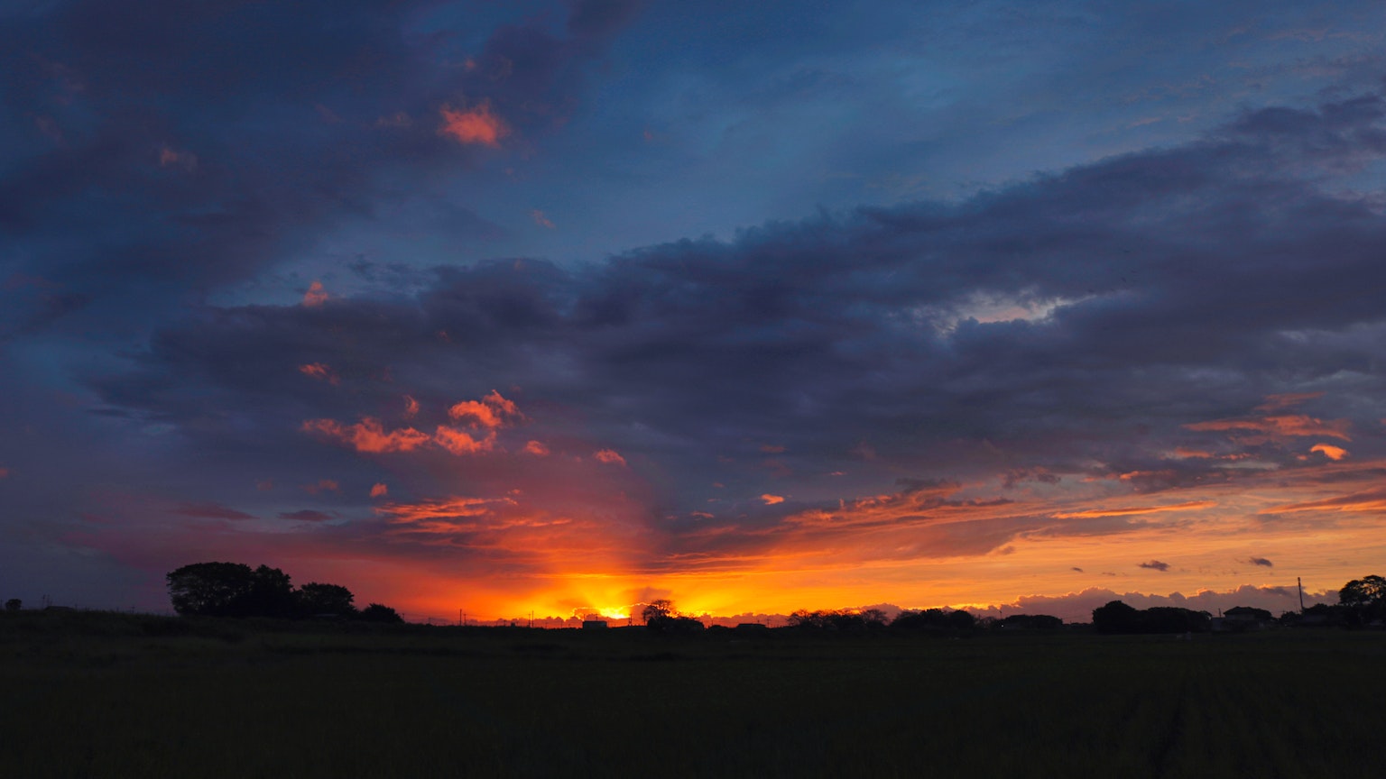 Vista panoramica di un bellissimo tramonto con nuvole vivaci