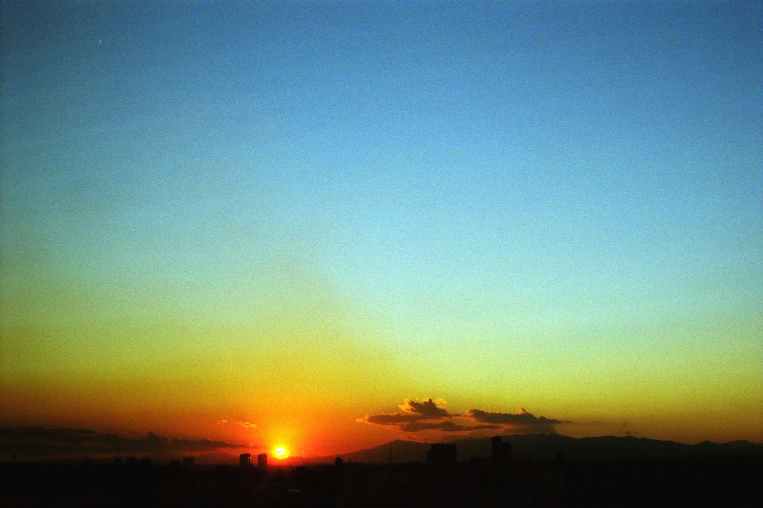 Paysage avec un magnifique coucher de soleil et des couleurs vives dans le ciel