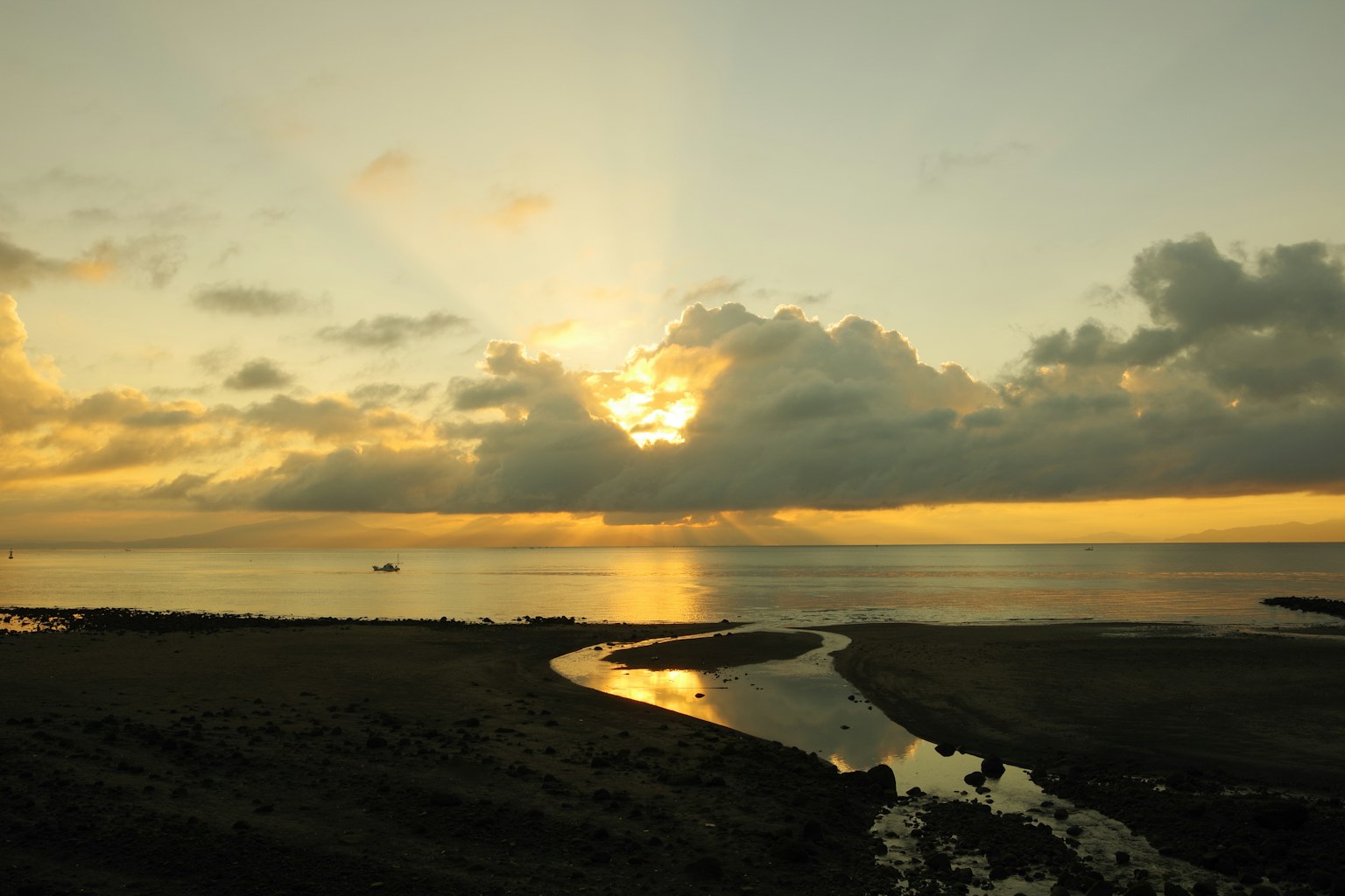 Coucher de soleil sur l'océan avec des rayons de lumière traversant les nuages