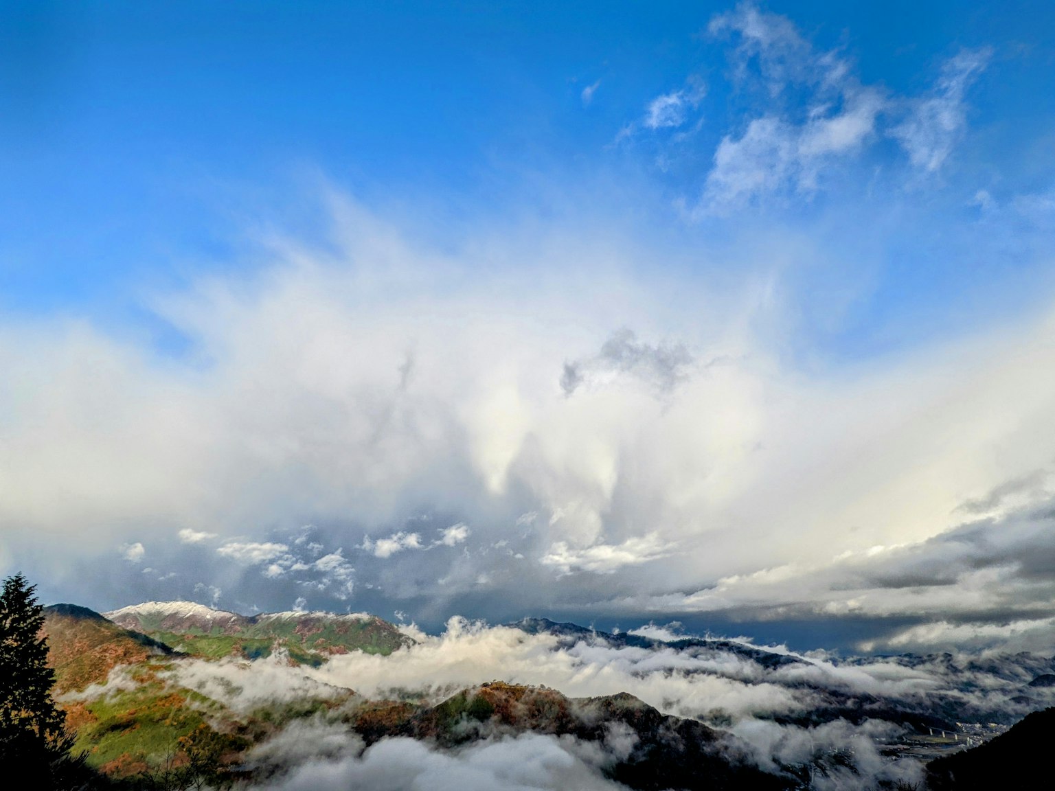 Paysage de montagne avec ciel bleu et nuages