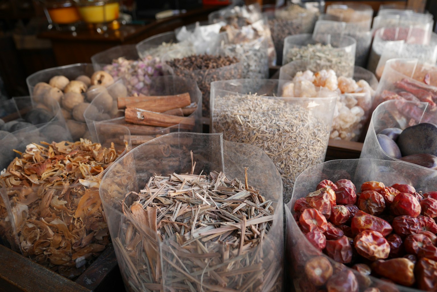 Escena de mercado con bolsas de especias y hierbas