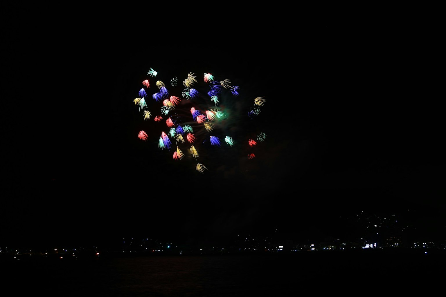 夜空中漂浮的彩色灯笼