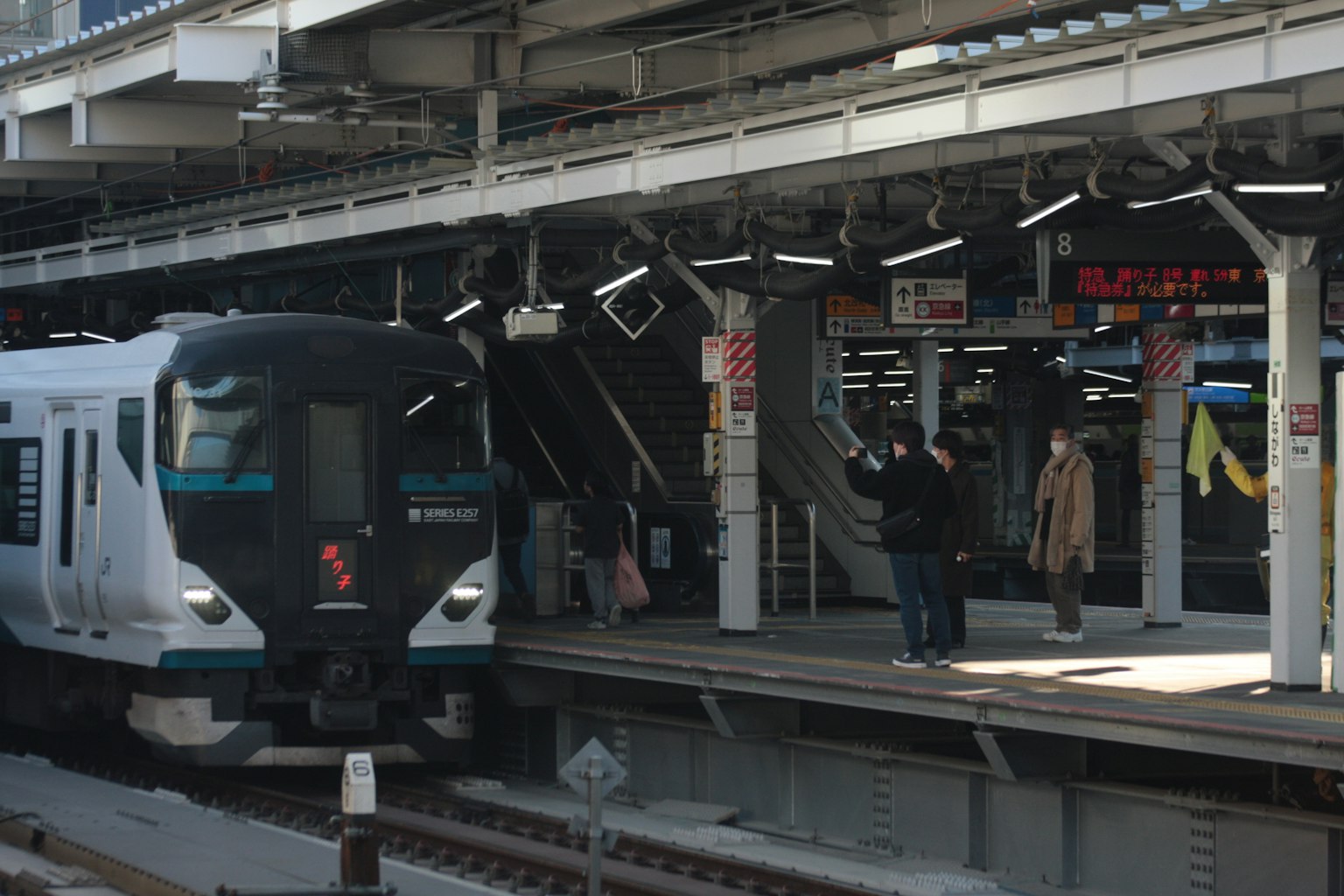Treno in stazione con passeggeri