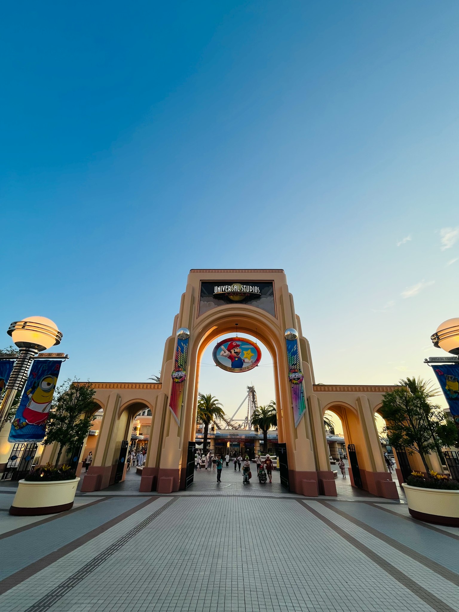 Arco d'ingresso di un parco divertimenti con un'insegna colorata e cielo blu