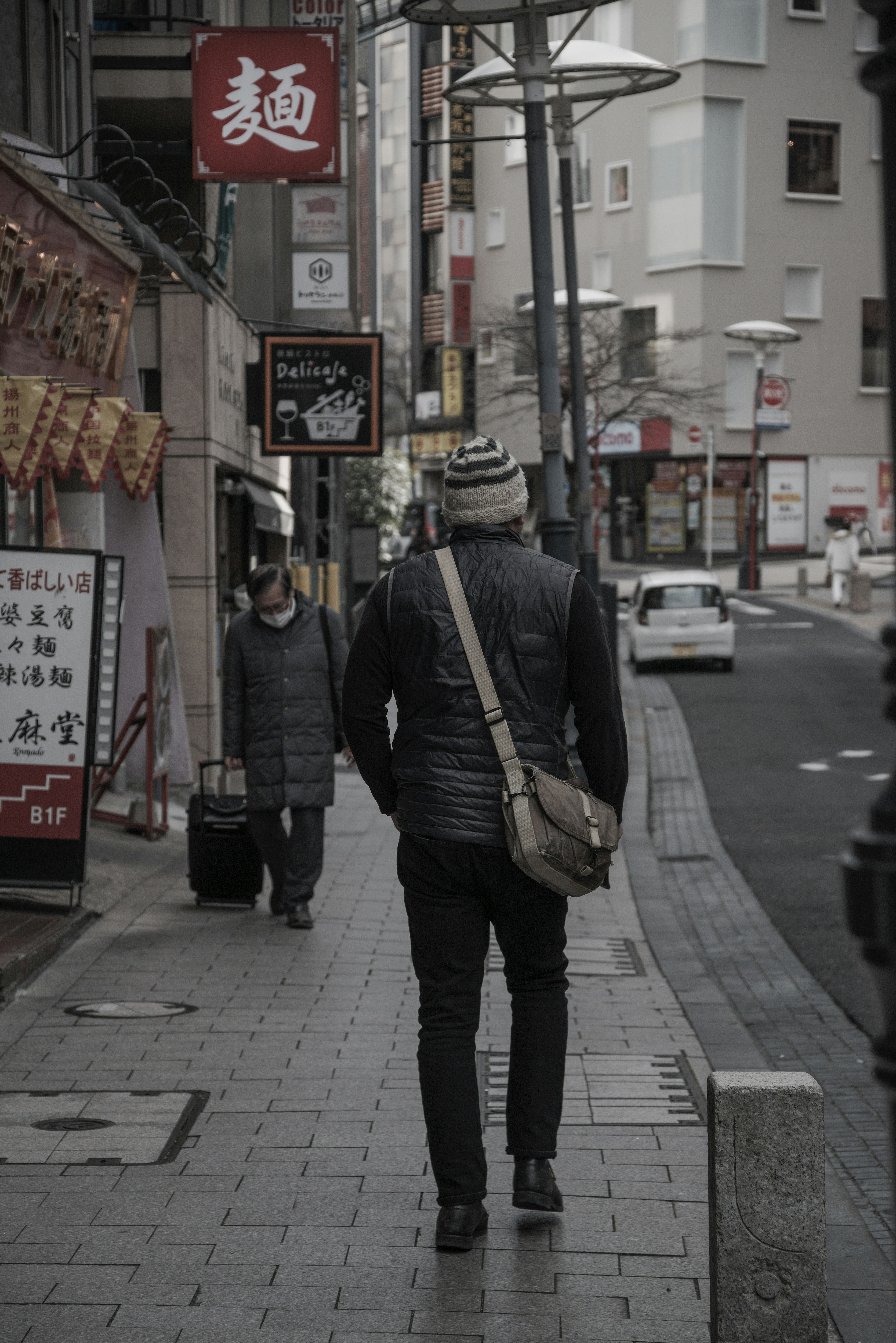 ภาพบรรยากาศถนนที่มีผู้คนเดินบน Ichitsuki-dori