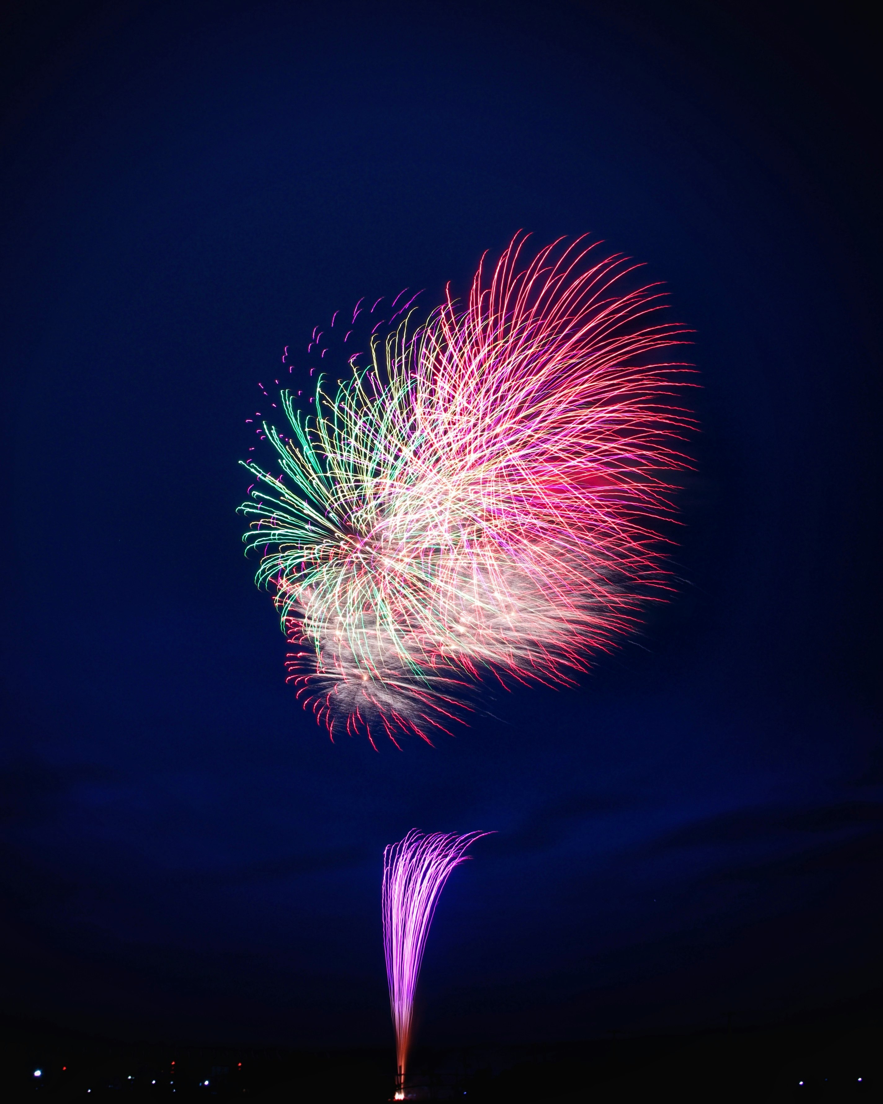 夜空に咲く色とりどりの花火