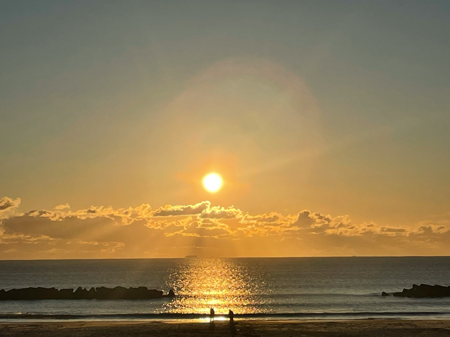 Magnifique coucher de soleil sur l'océan avec des vagues calmes