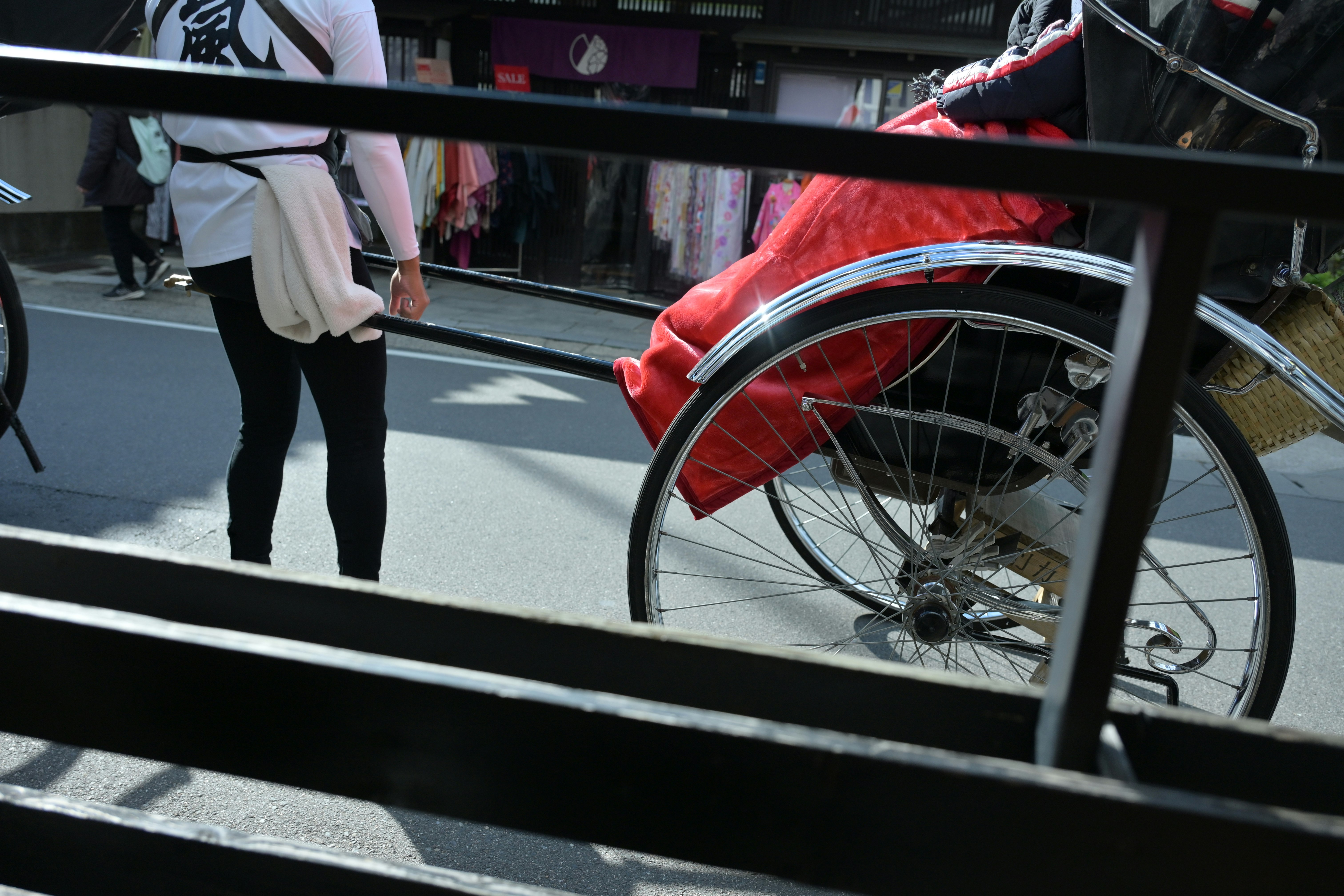 路上を走る自転車と歩行者のある横断歩道
