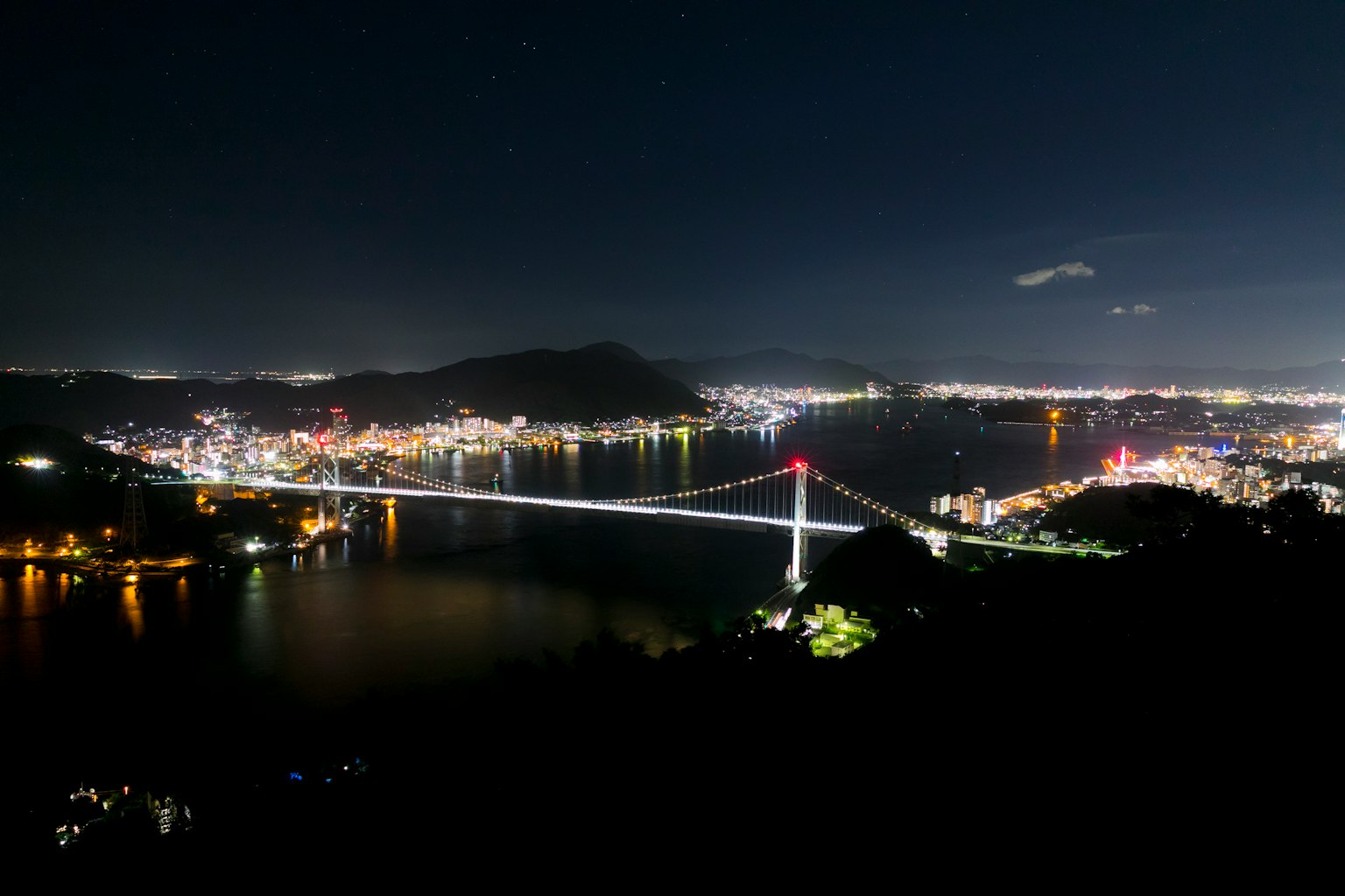 Una hermosa vista nocturna de un puente y un paisaje urbano