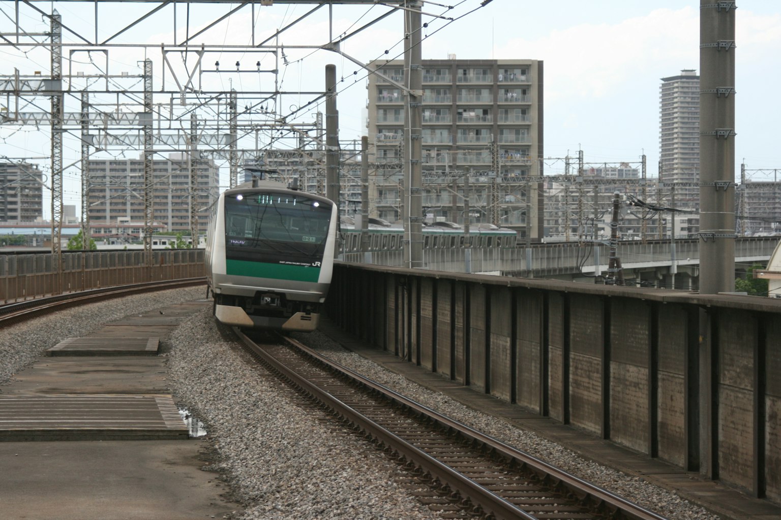 在曲线路段行驶的火车和周围建筑