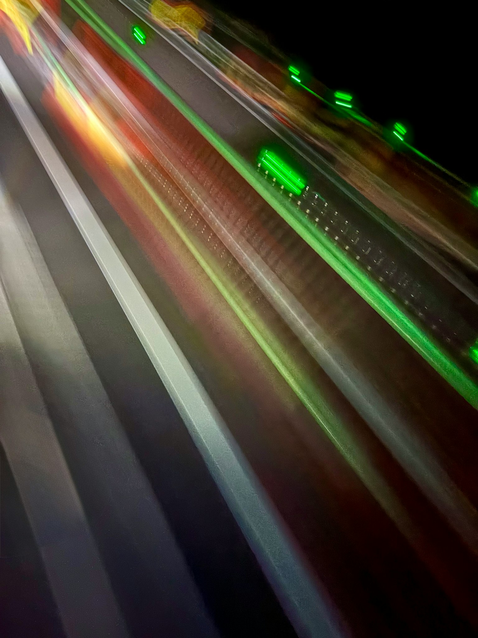 Image abstraite de flux lumineux colorés en mouvement
