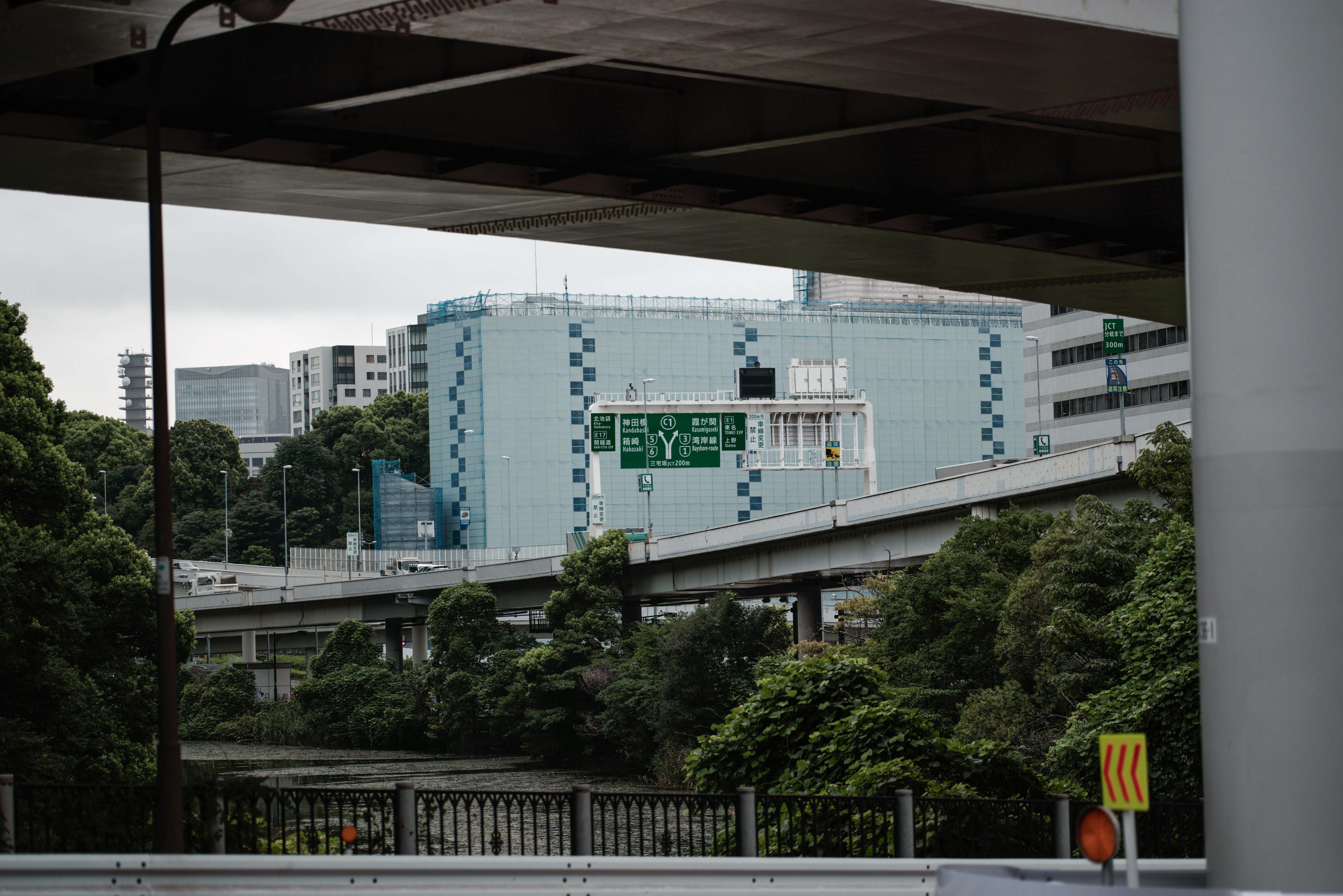 解体中のビルを望む市街地の景色