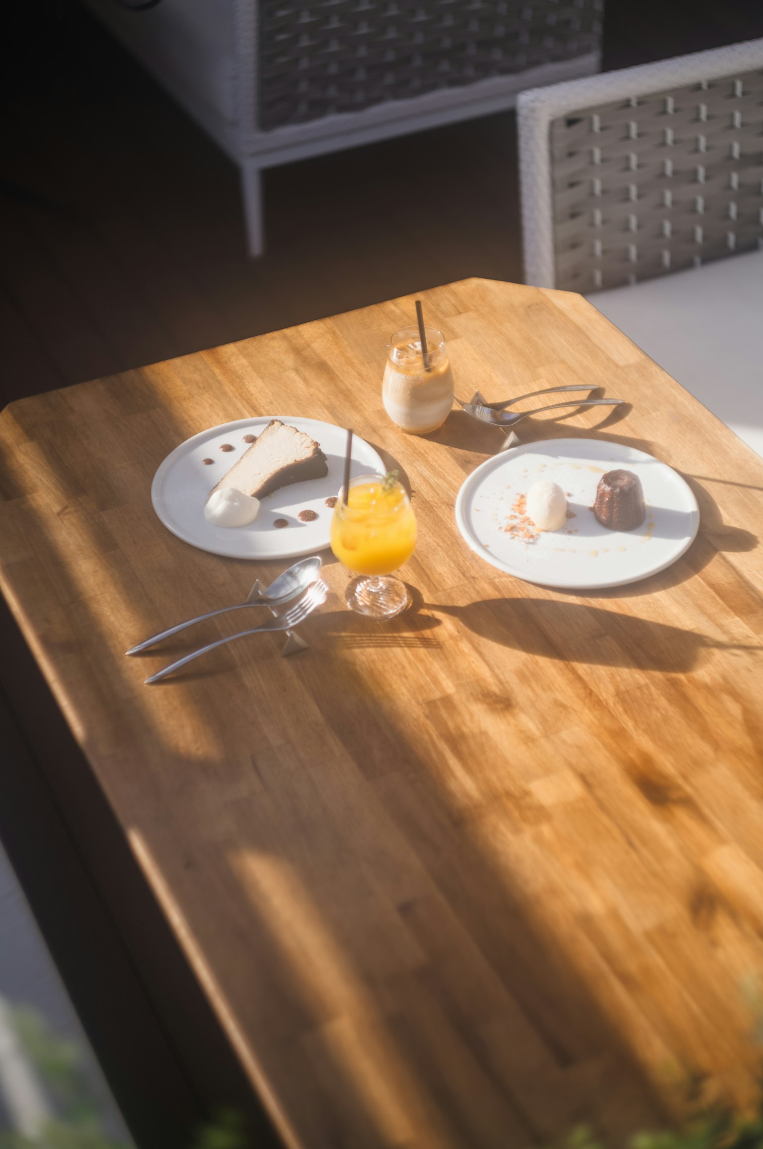 Piatto di dessert e una bevanda su un tavolo di legno