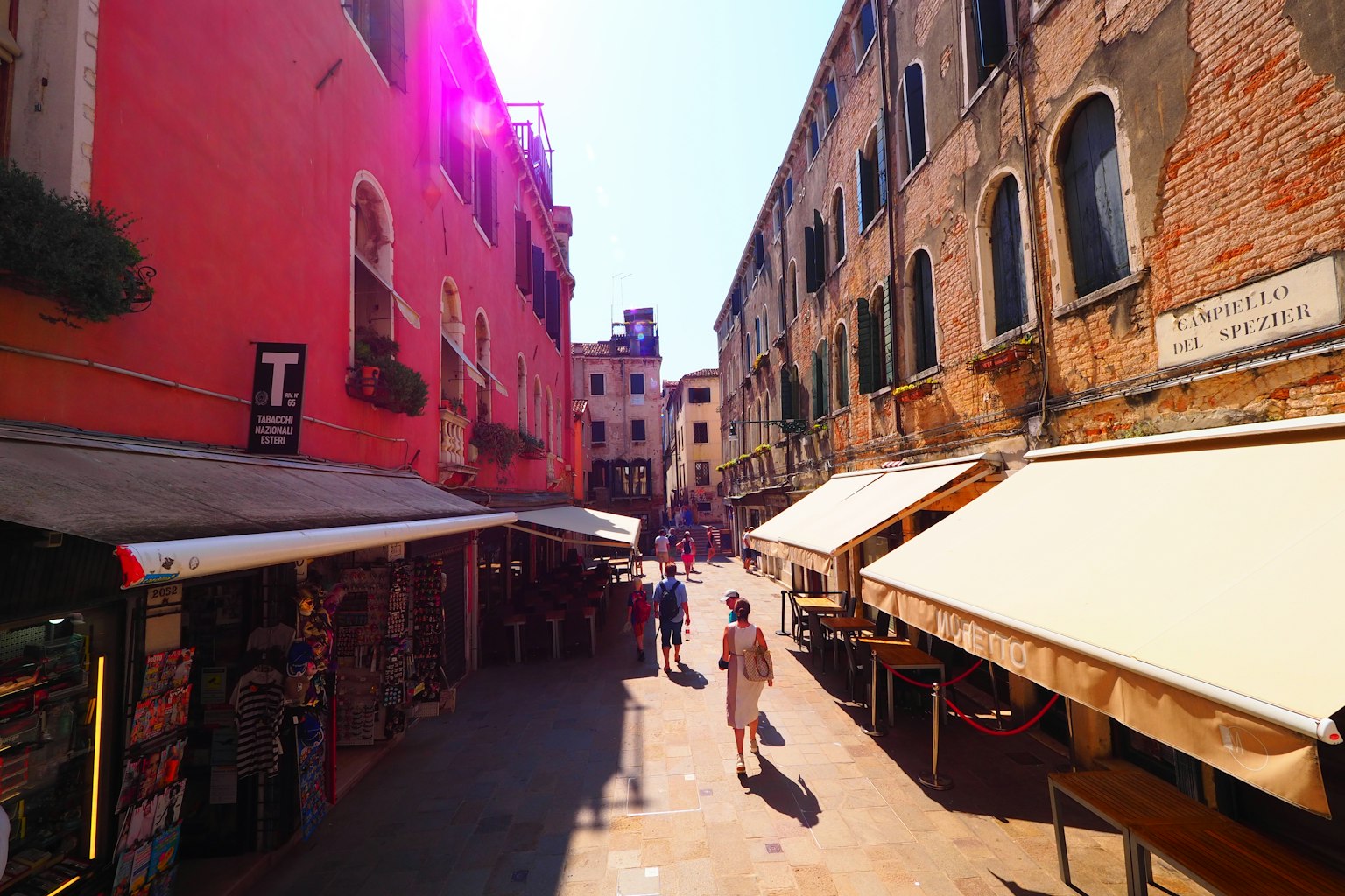 Strada colorata a Venezia con persone che camminano