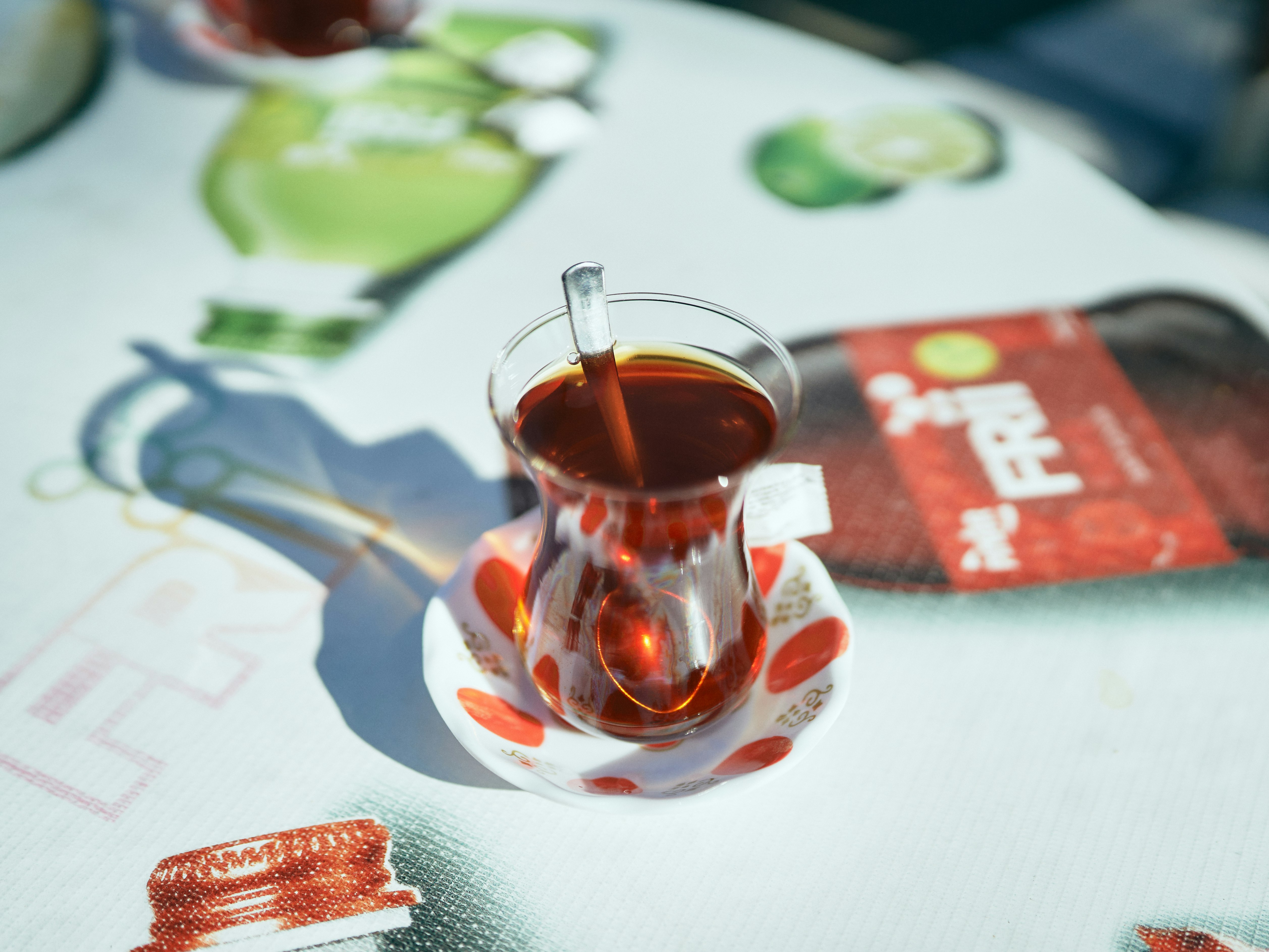 桌上茶杯與茶具特寫