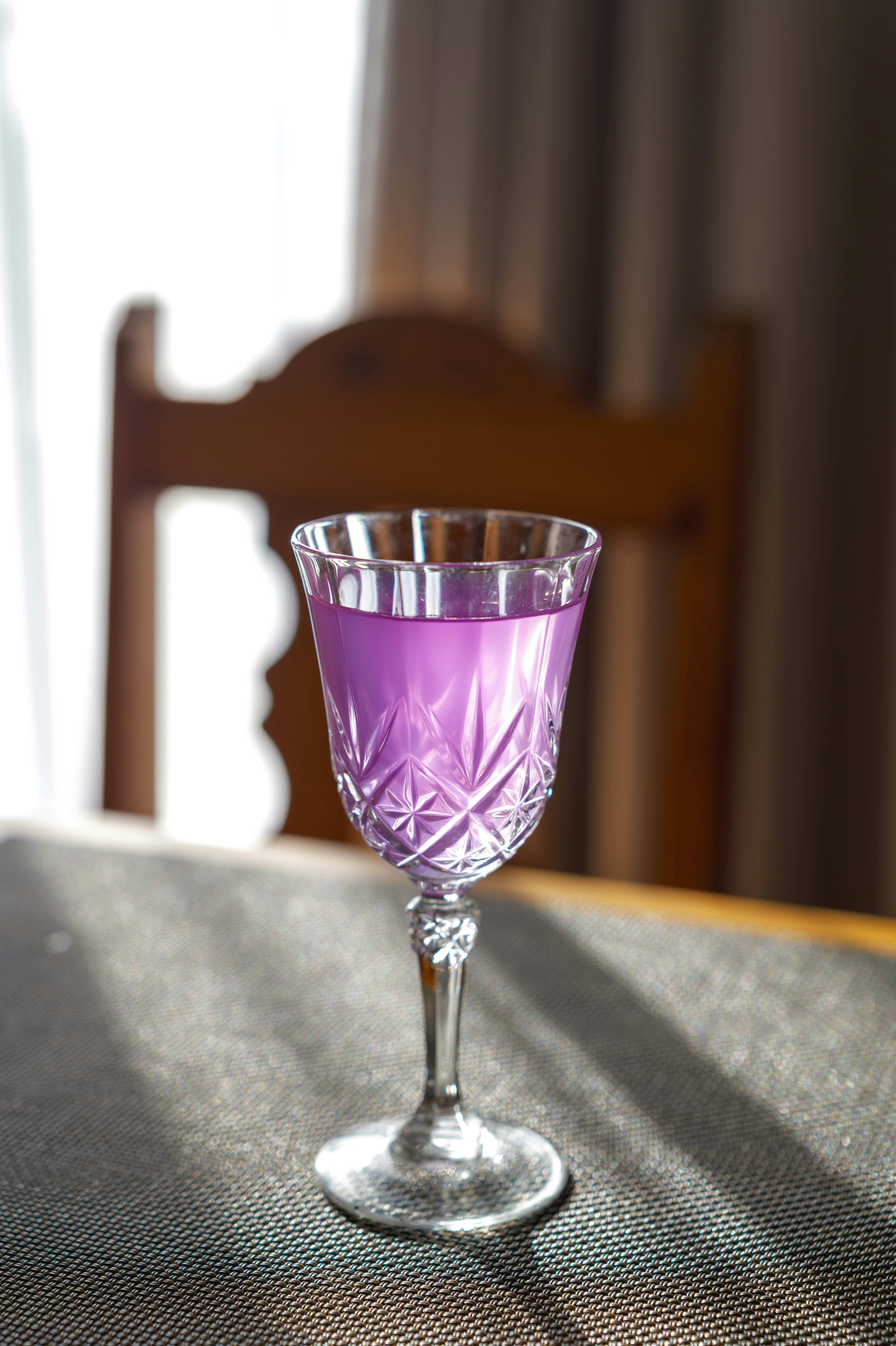 紫キャベツ色のグラスに注がれた飲み物