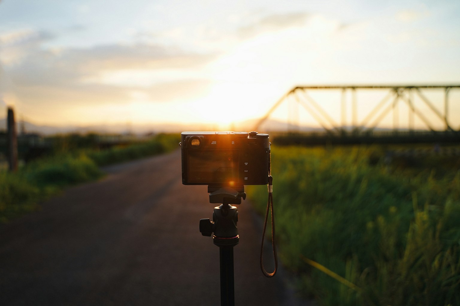 Kamera auf einem Stativ, die einen schönen Sonnenuntergang einfängt
