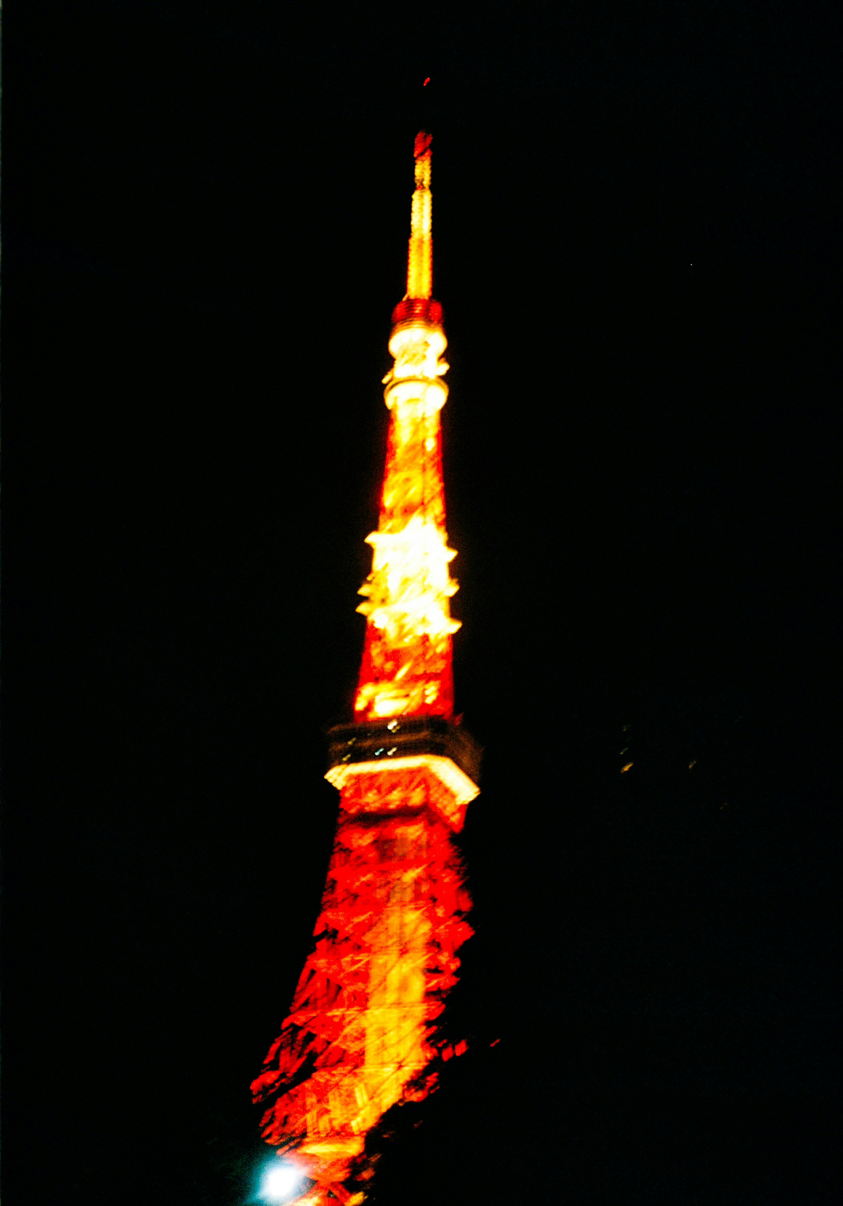 夜の高くそびえる塔のライトアップ