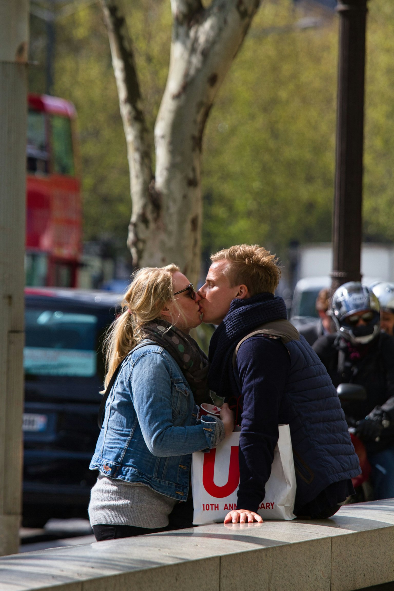 Una pareja besándose en una calle de la ciudad con ropa casual