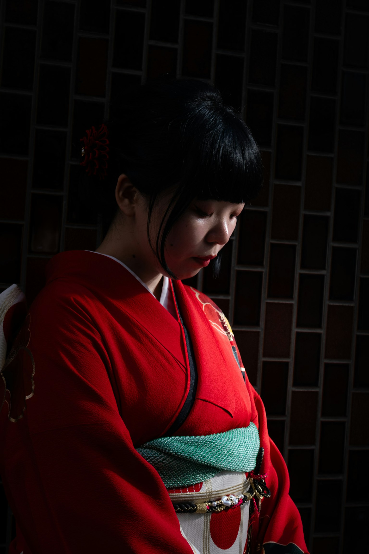 Eine Frau im roten Kimono steht still