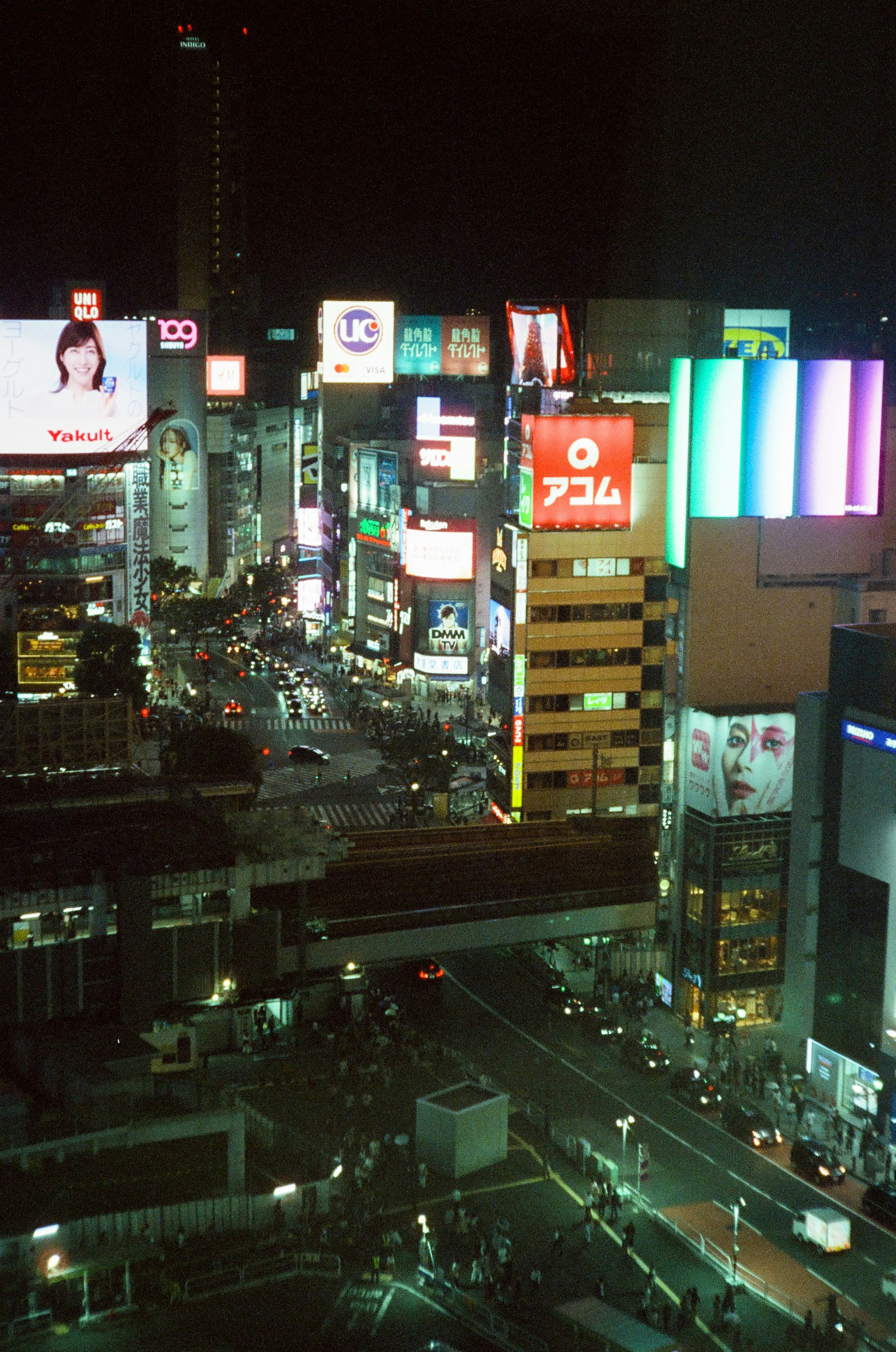 夜の高層ビルから見下ろす繁華街のネオン看板のある街並み