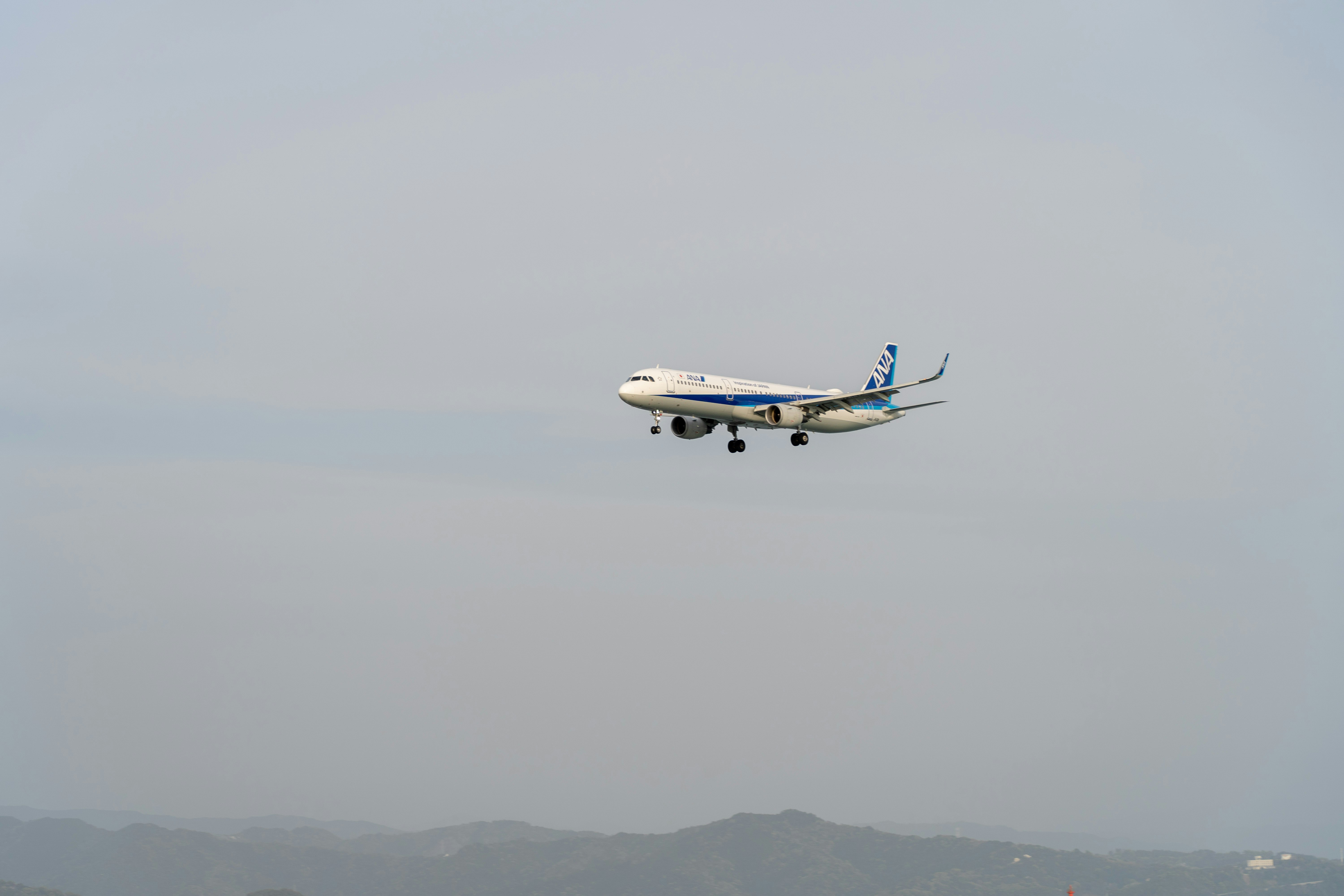 aereo di linea in volo in un cielo nebbioso