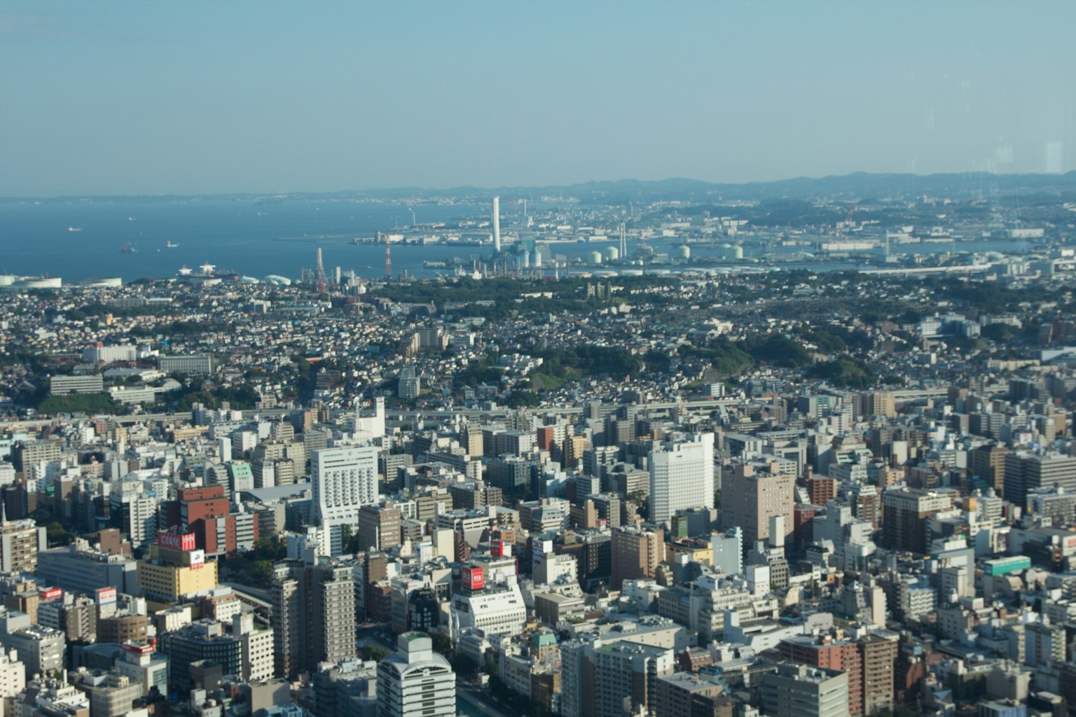 城市的全景視圖建築和海洋