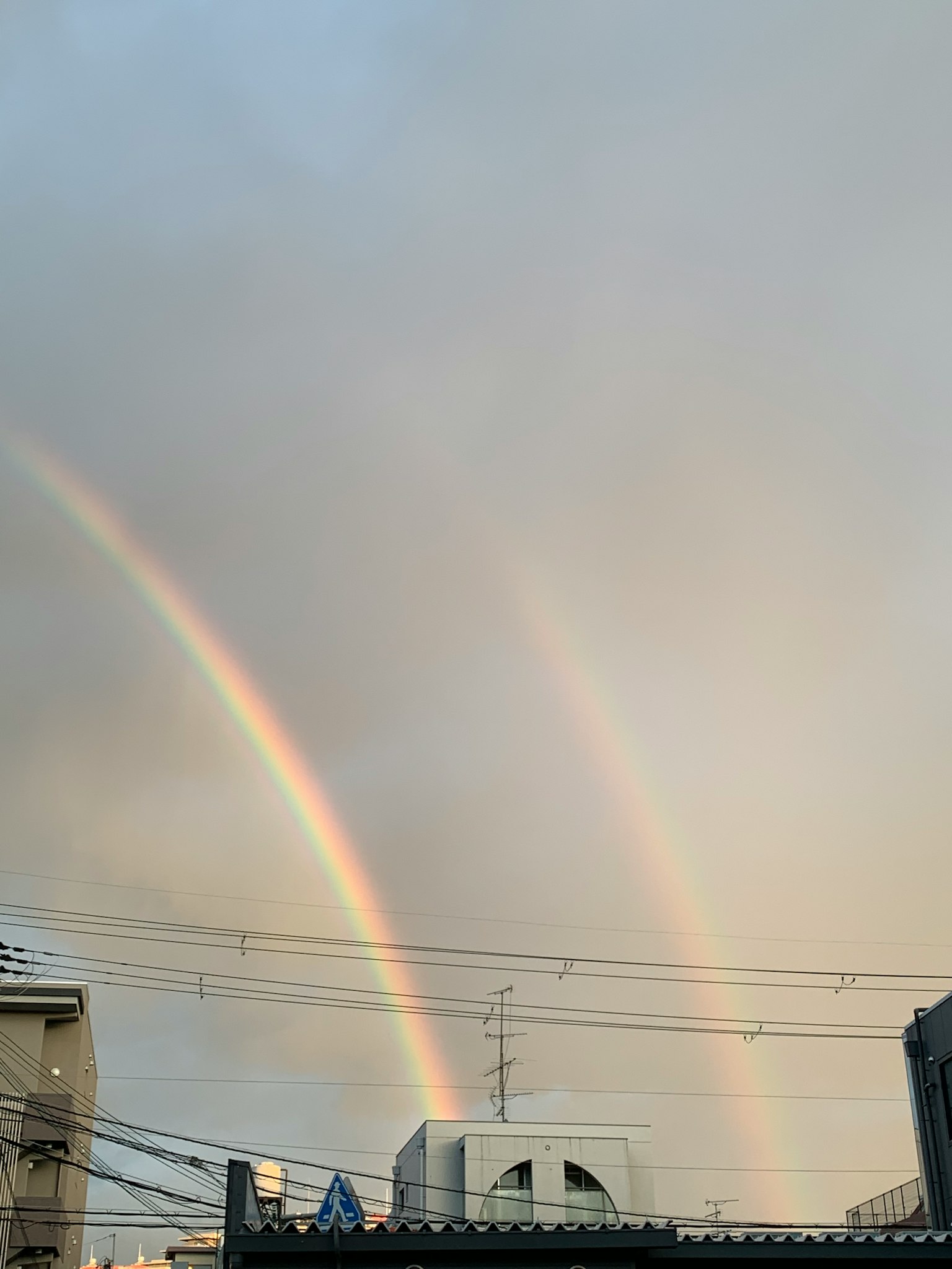 天空中出現的雙重彩虹與雲朵