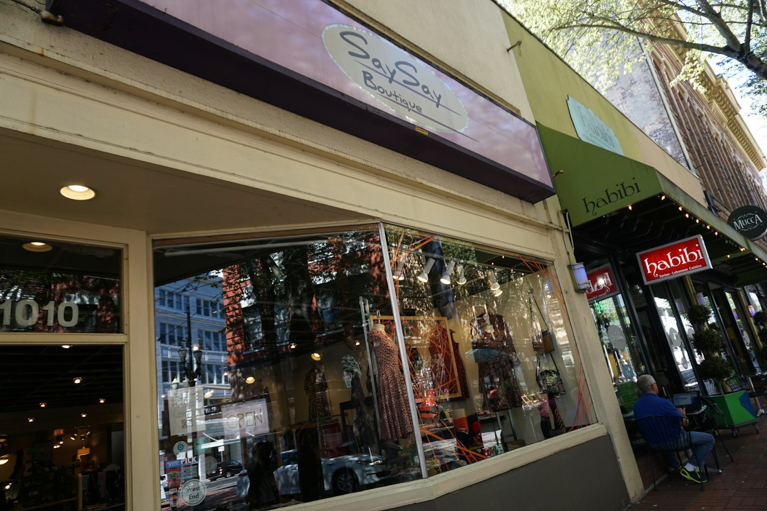 商店外觀，窗戶上展示了城市街道上的產品