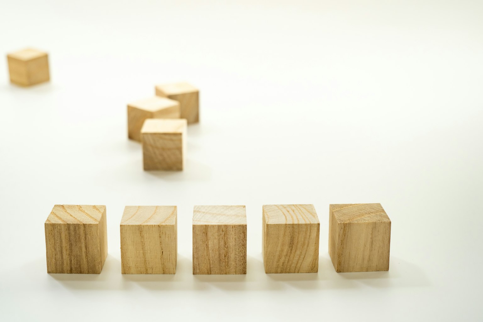 Composición simple de cubos de madera organizados en línea