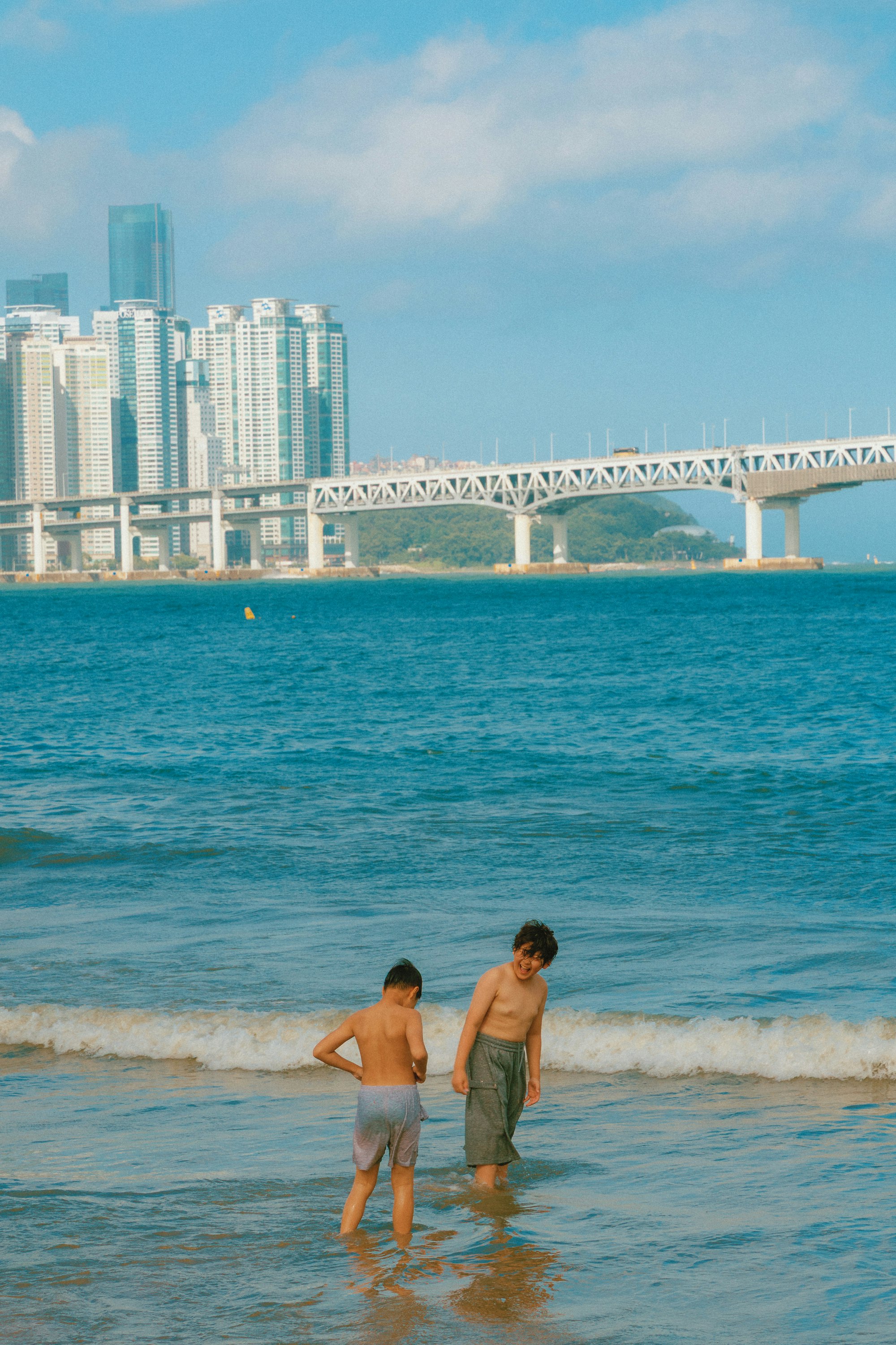 Due persone sulla riva a Gwanganri, Busan