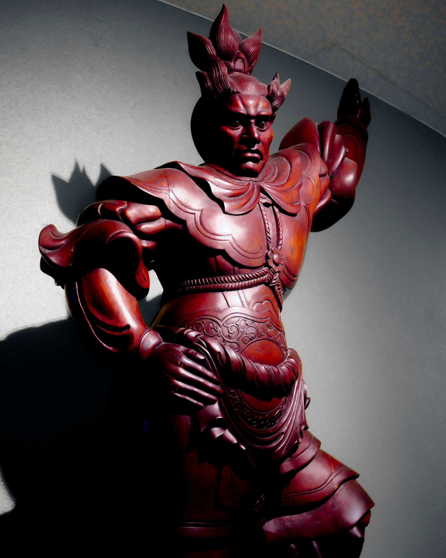 Eine rote Kriegerstatue in Pose