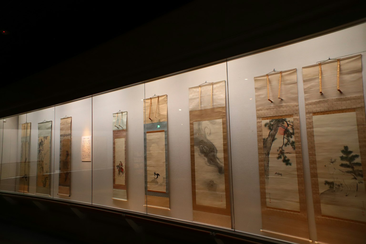นิทรรศการม้วนภาพวาดญี่ปุ่นแบบดั้งเดิมในพิพิธภัณฑ์