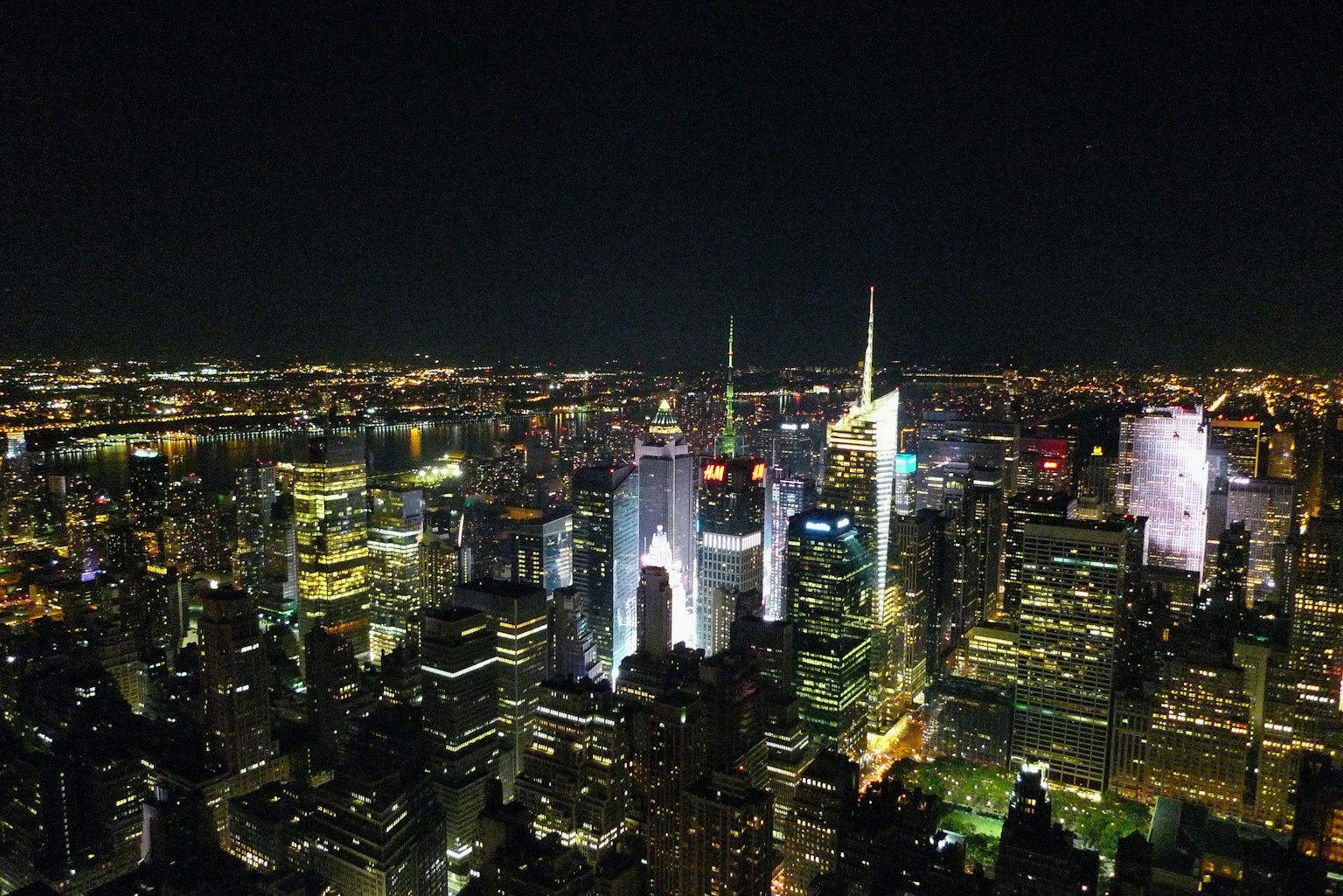 Hermoso horizonte de Nueva York iluminado por la noche