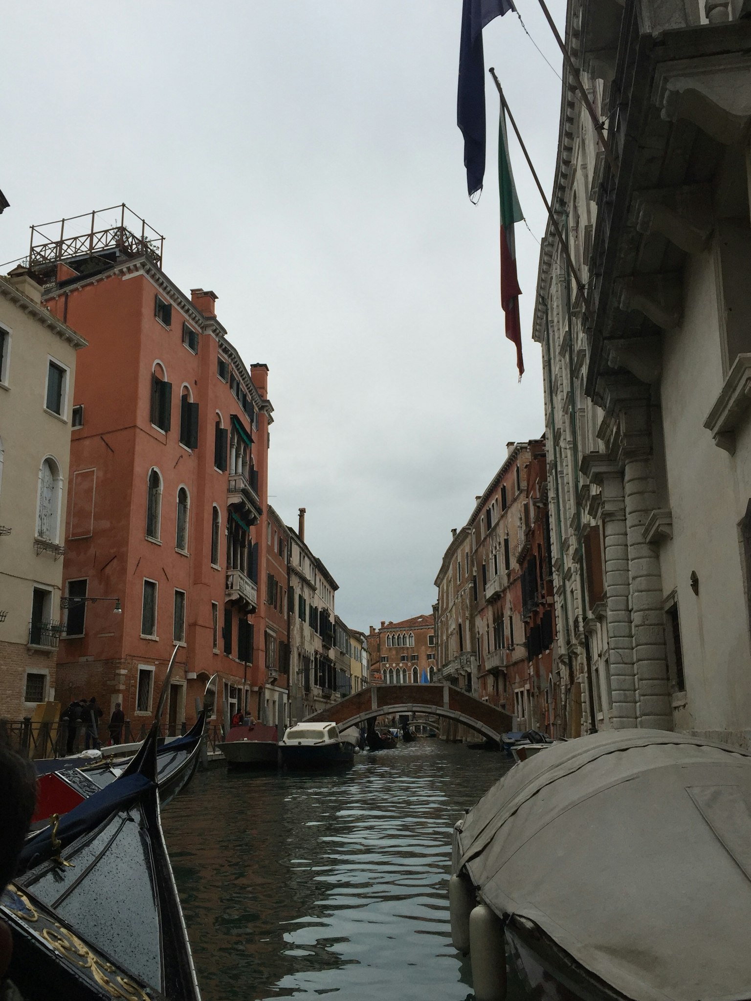Vista de un canal en Venecia con edificios coloridos y barcos