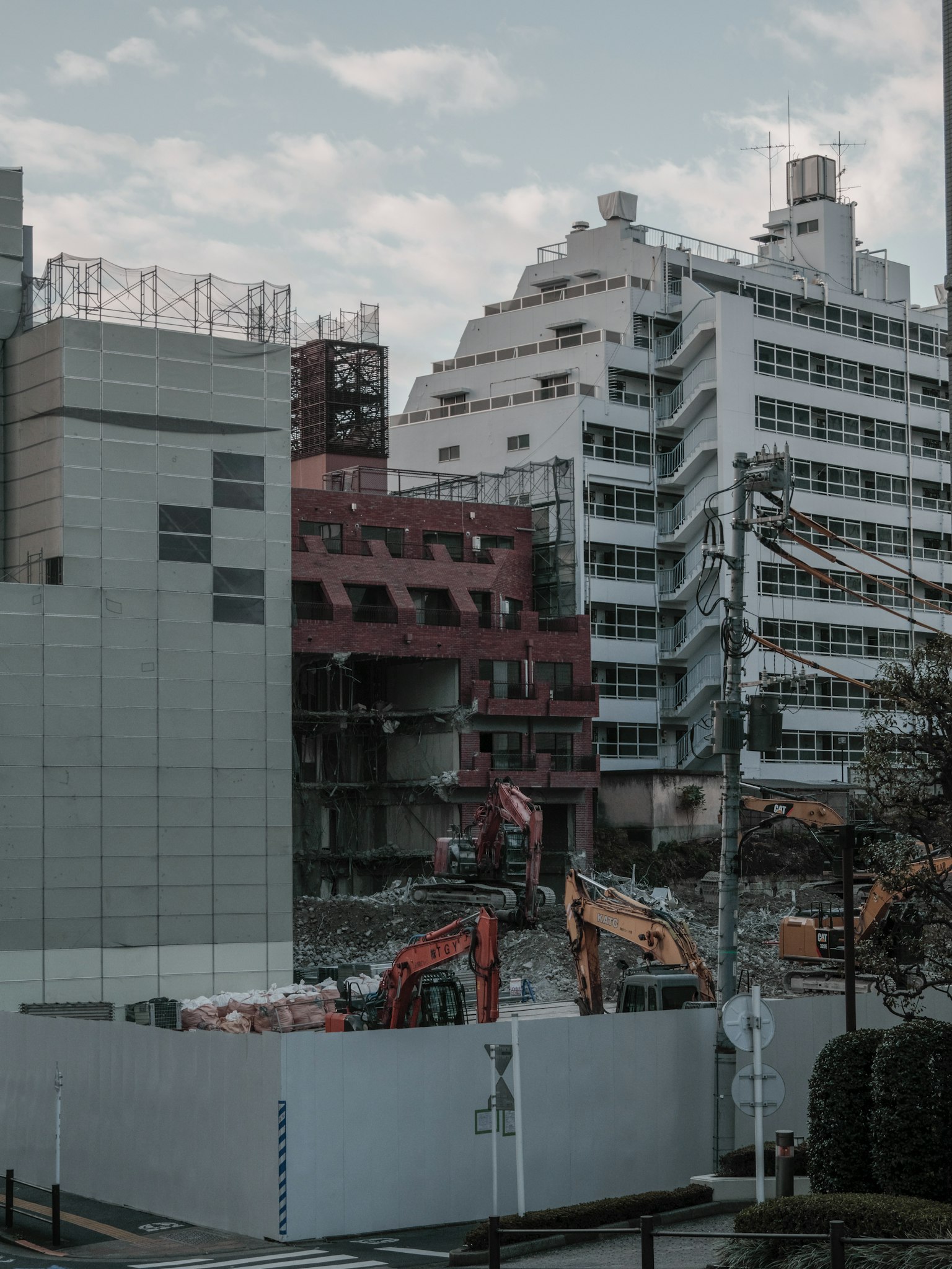 城市建筑工地与正在拆除的建筑物